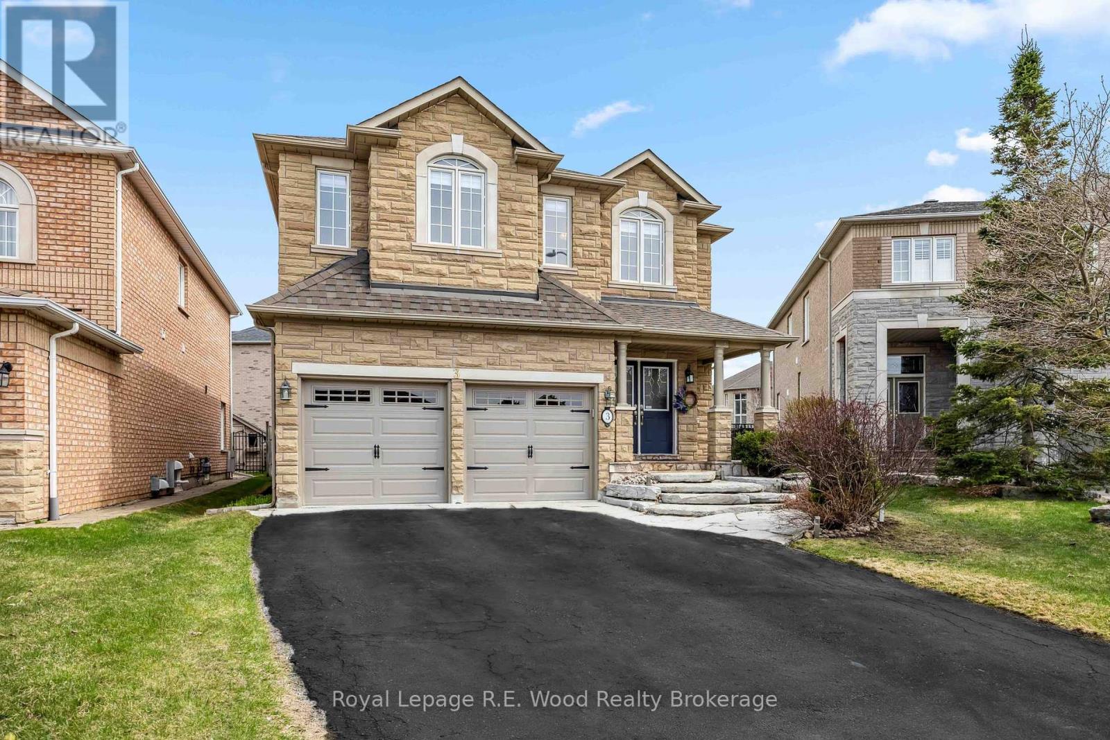 












3 LORWOOD COURT

,
Richmond Hill (Oak Ridges),




Ontario
L4E3W3

