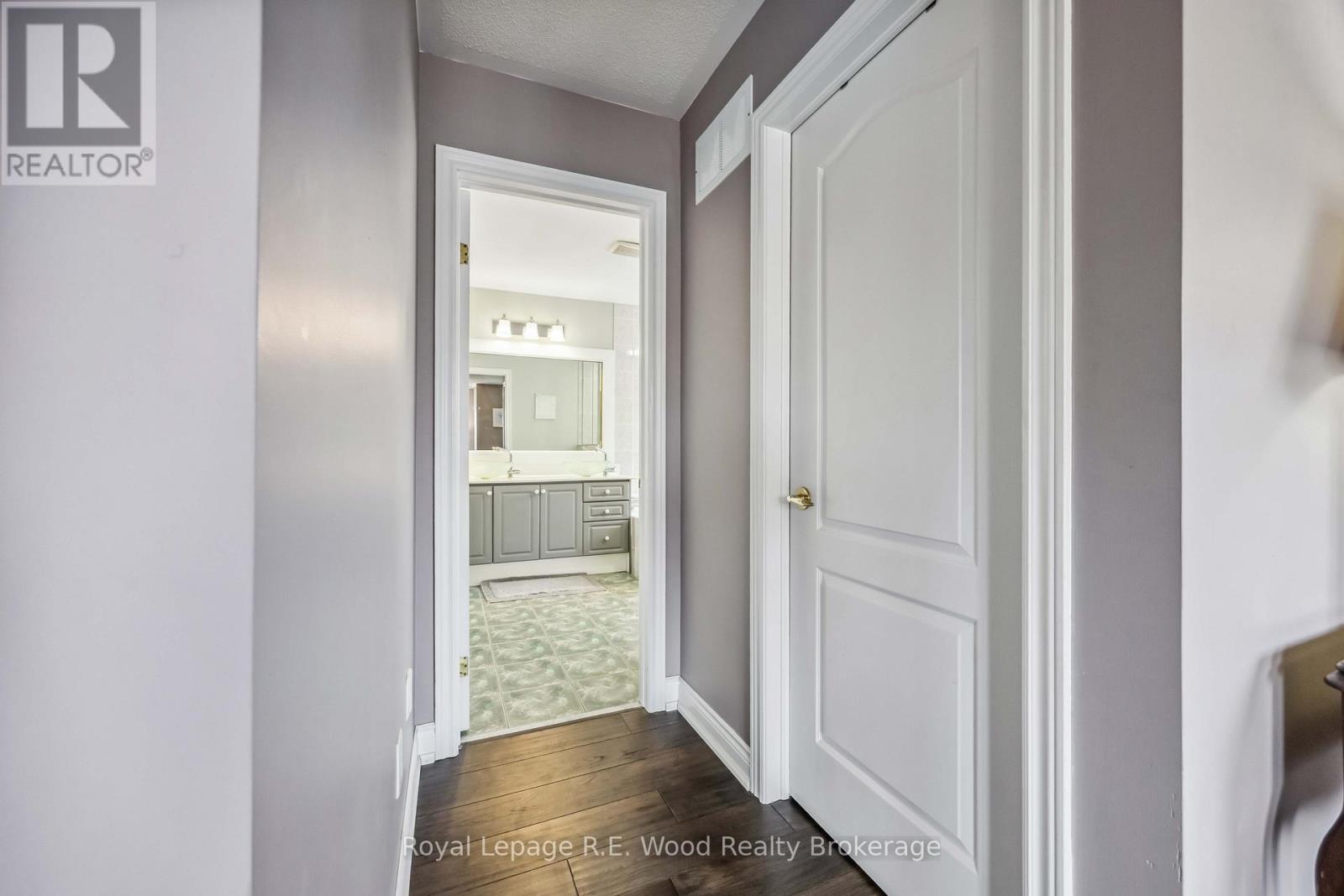 












3 LORWOOD COURT

,
Richmond Hill (Oak Ridges),




Ontario
L4E3W3

