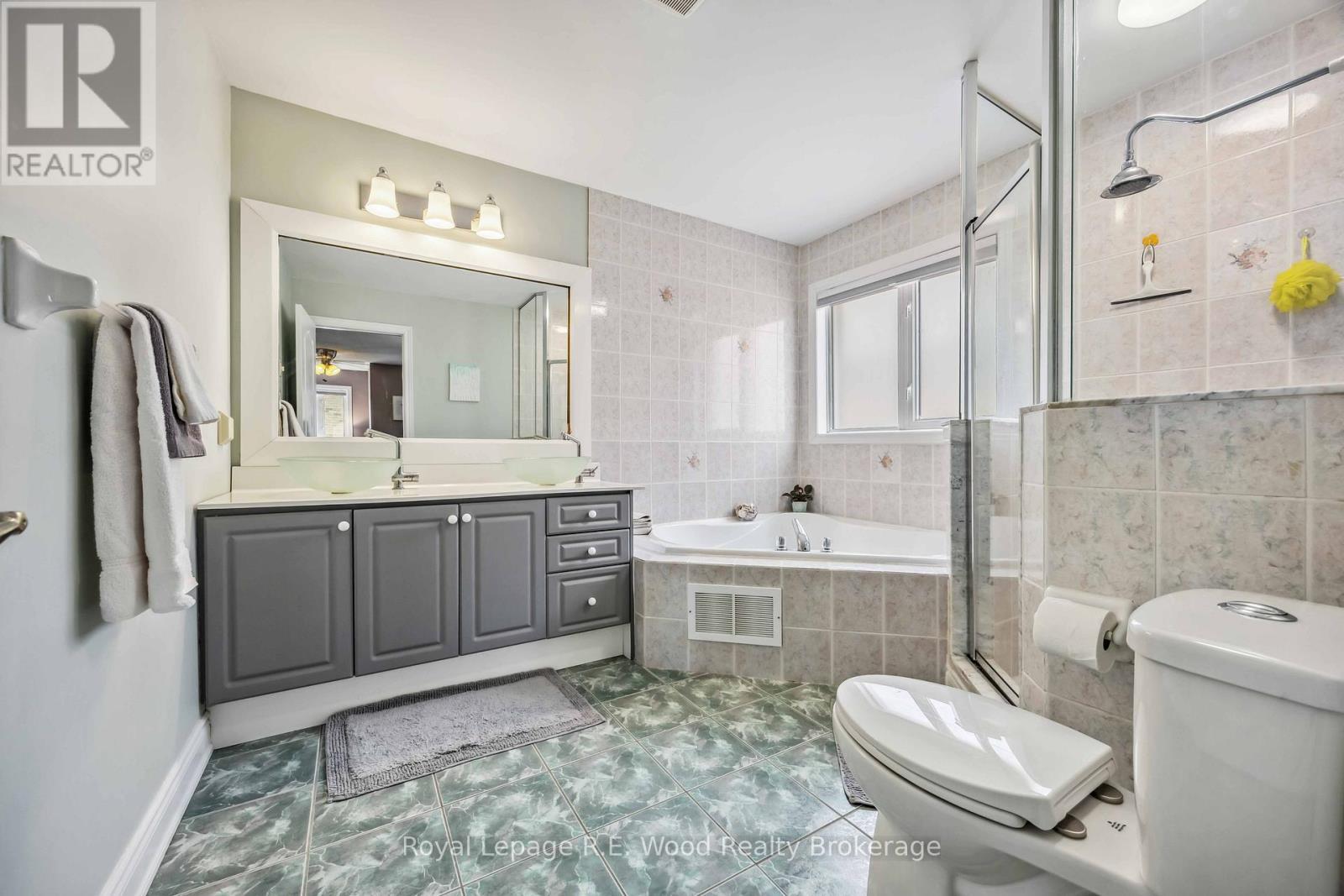 












3 LORWOOD COURT

,
Richmond Hill (Oak Ridges),




Ontario
L4E3W3

