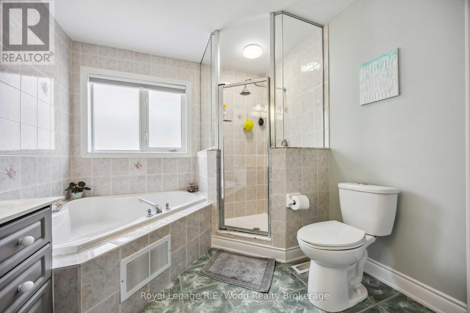 












3 LORWOOD COURT

,
Richmond Hill (Oak Ridges),




Ontario
L4E3W3

