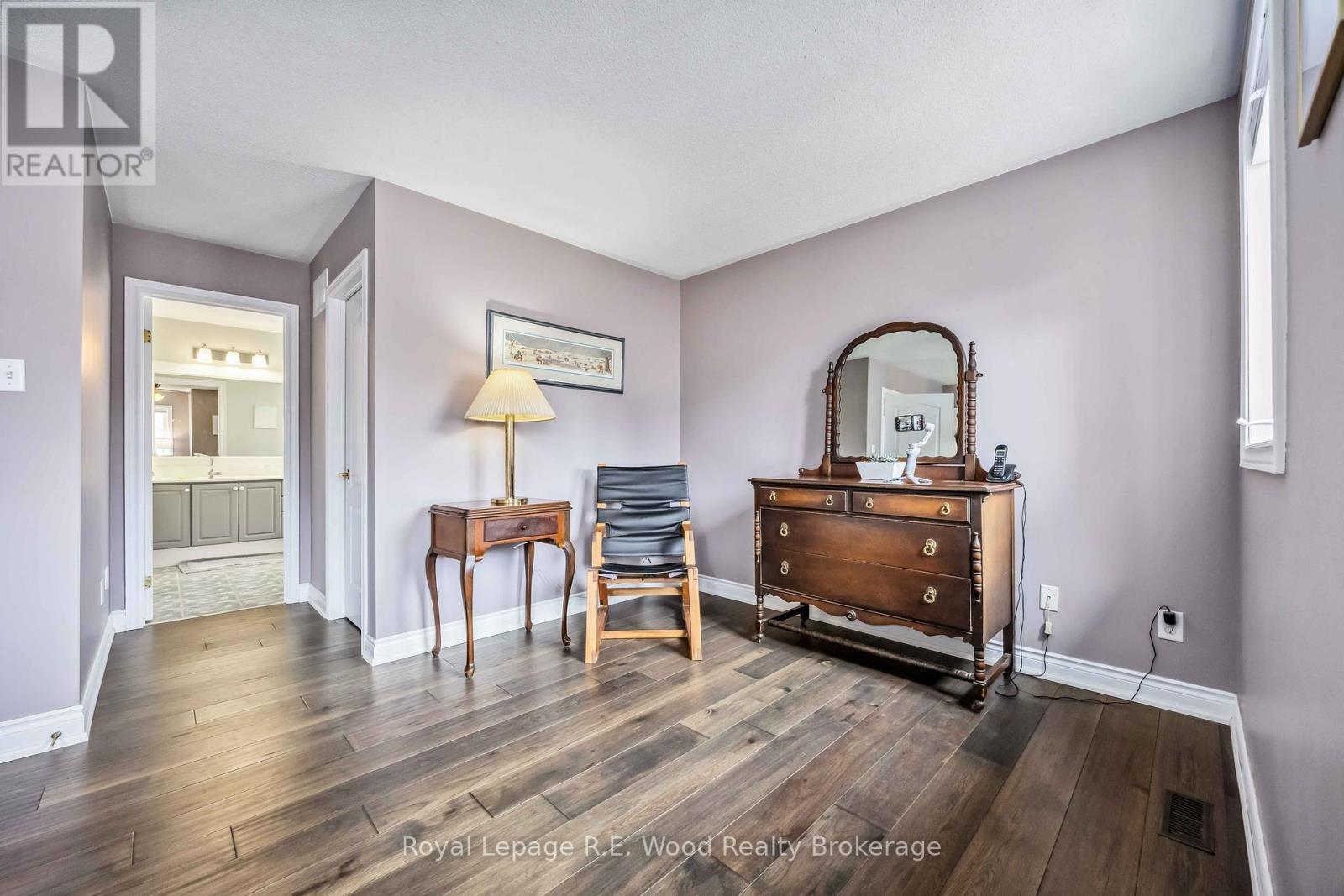 












3 LORWOOD COURT

,
Richmond Hill (Oak Ridges),




Ontario
L4E3W3

