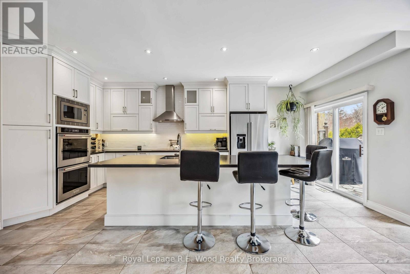 












3 LORWOOD COURT

,
Richmond Hill (Oak Ridges),




Ontario
L4E3W3

