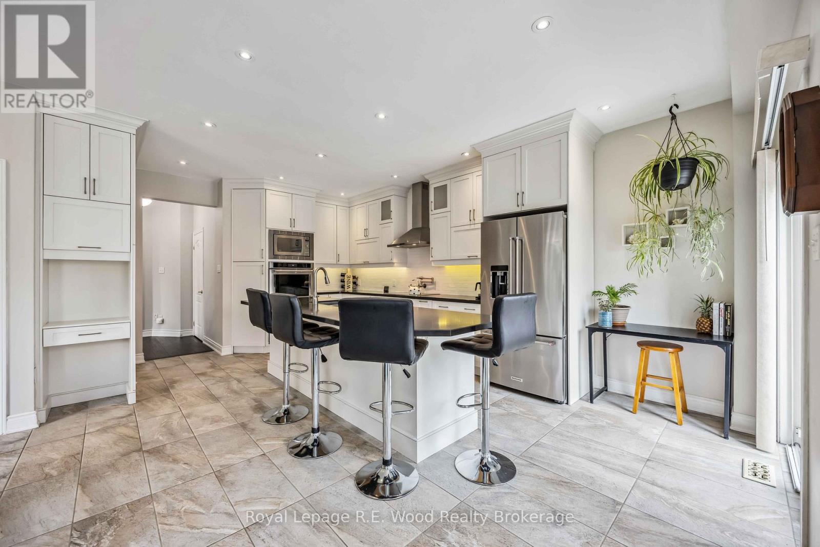 












3 LORWOOD COURT

,
Richmond Hill (Oak Ridges),




Ontario
L4E3W3


