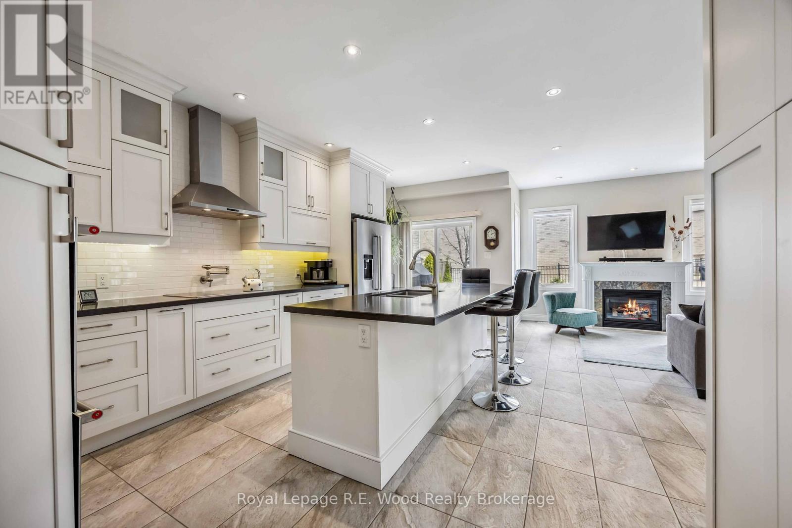 












3 LORWOOD COURT

,
Richmond Hill (Oak Ridges),




Ontario
L4E3W3

