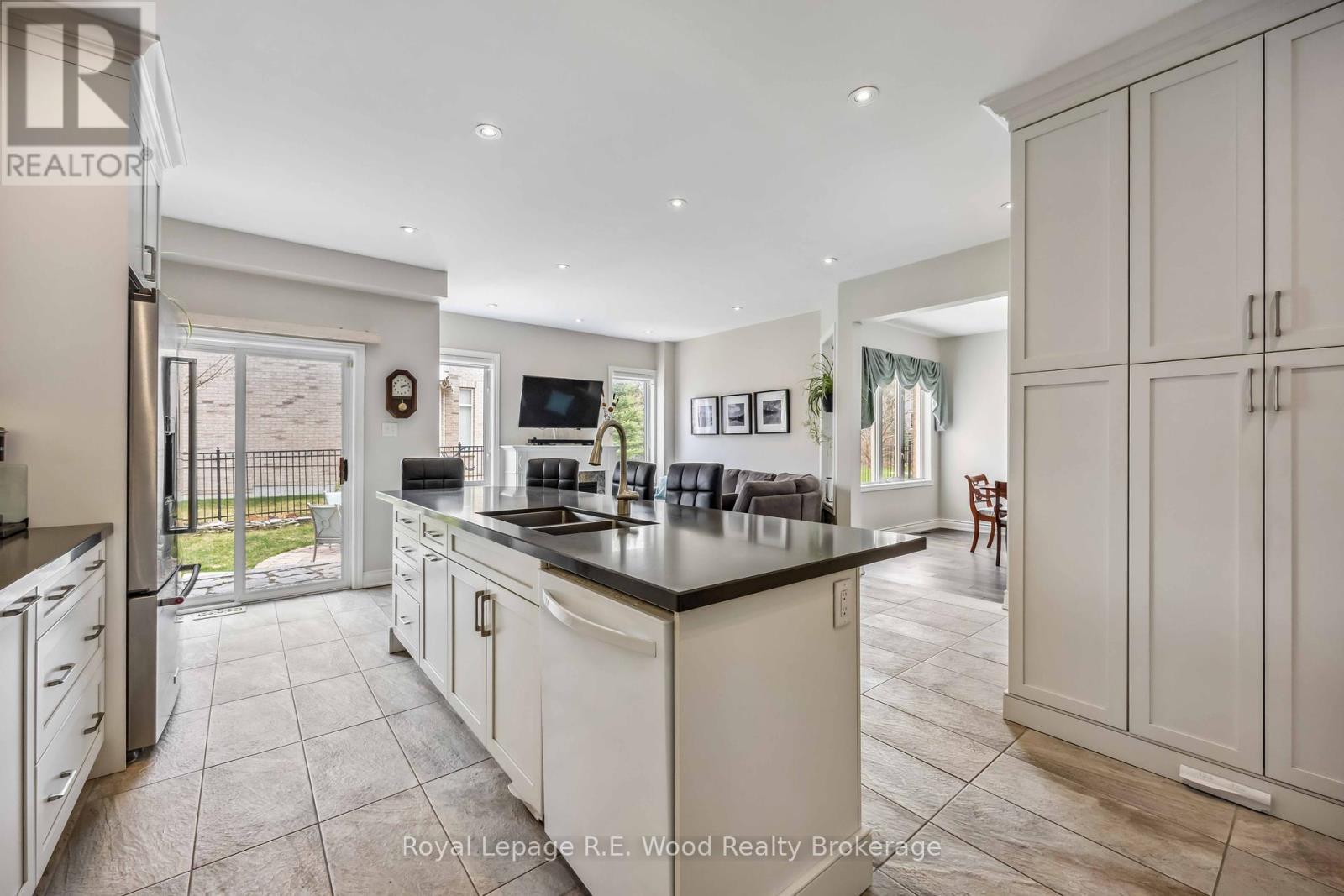 












3 LORWOOD COURT

,
Richmond Hill (Oak Ridges),




Ontario
L4E3W3

