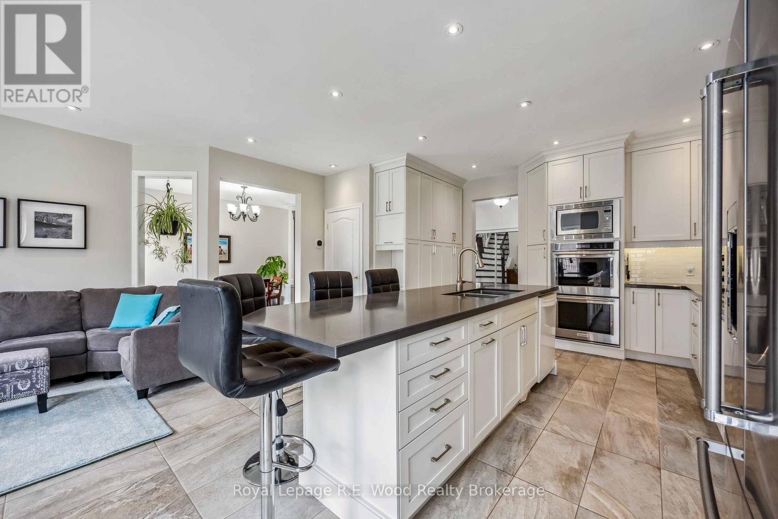 












3 LORWOOD COURT

,
Richmond Hill (Oak Ridges),




Ontario
L4E3W3


