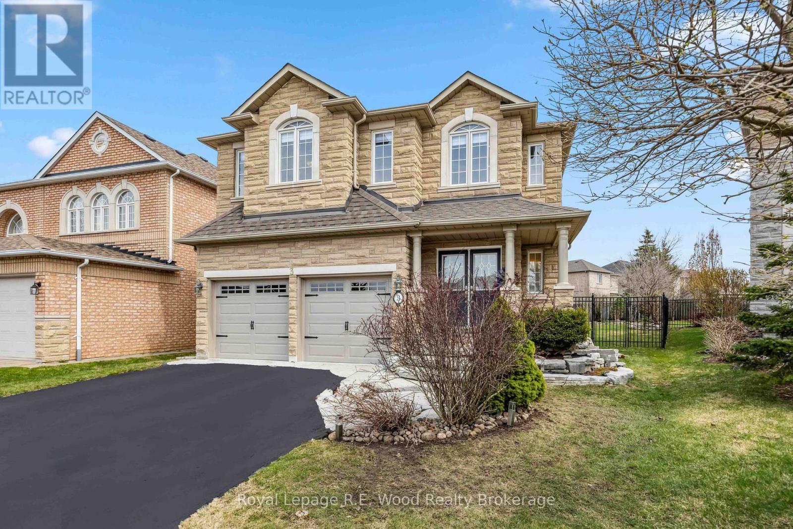 












3 LORWOOD COURT

,
Richmond Hill (Oak Ridges),




Ontario
L4E3W3

