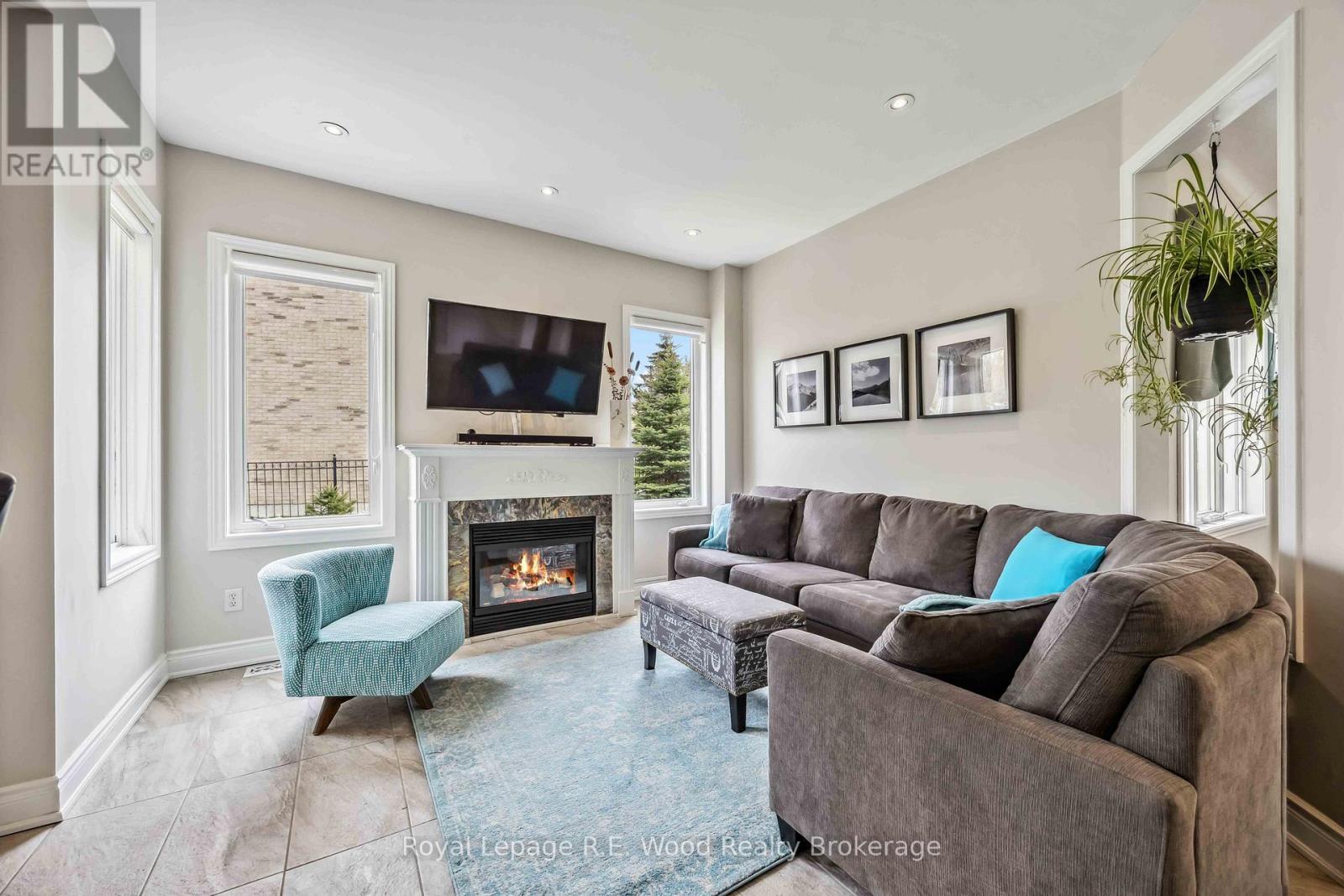 












3 LORWOOD COURT

,
Richmond Hill (Oak Ridges),




Ontario
L4E3W3

