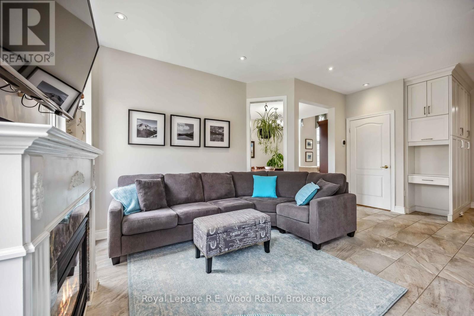 












3 LORWOOD COURT

,
Richmond Hill (Oak Ridges),




Ontario
L4E3W3

