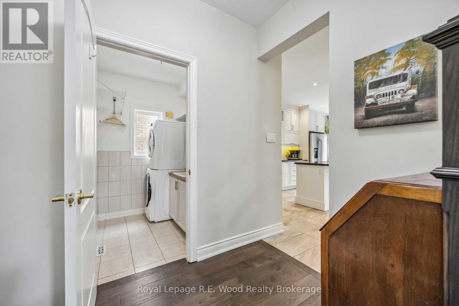












3 LORWOOD COURT

,
Richmond Hill (Oak Ridges),




Ontario
L4E3W3

