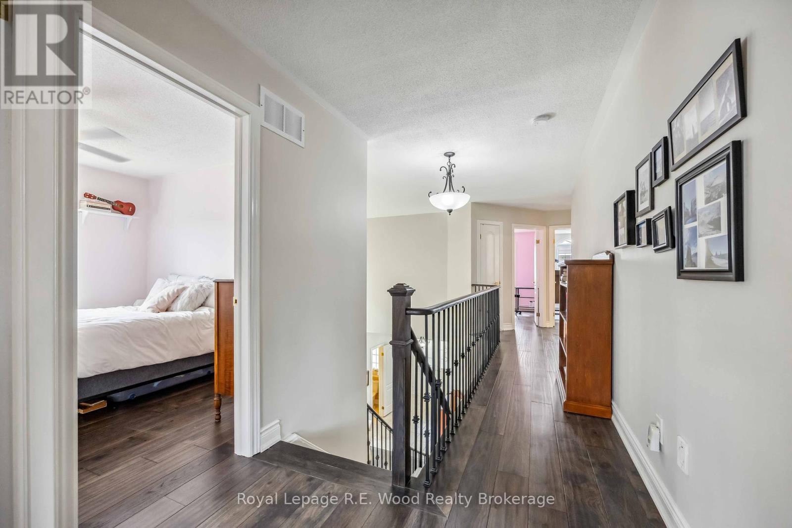 












3 LORWOOD COURT

,
Richmond Hill (Oak Ridges),




Ontario
L4E3W3

