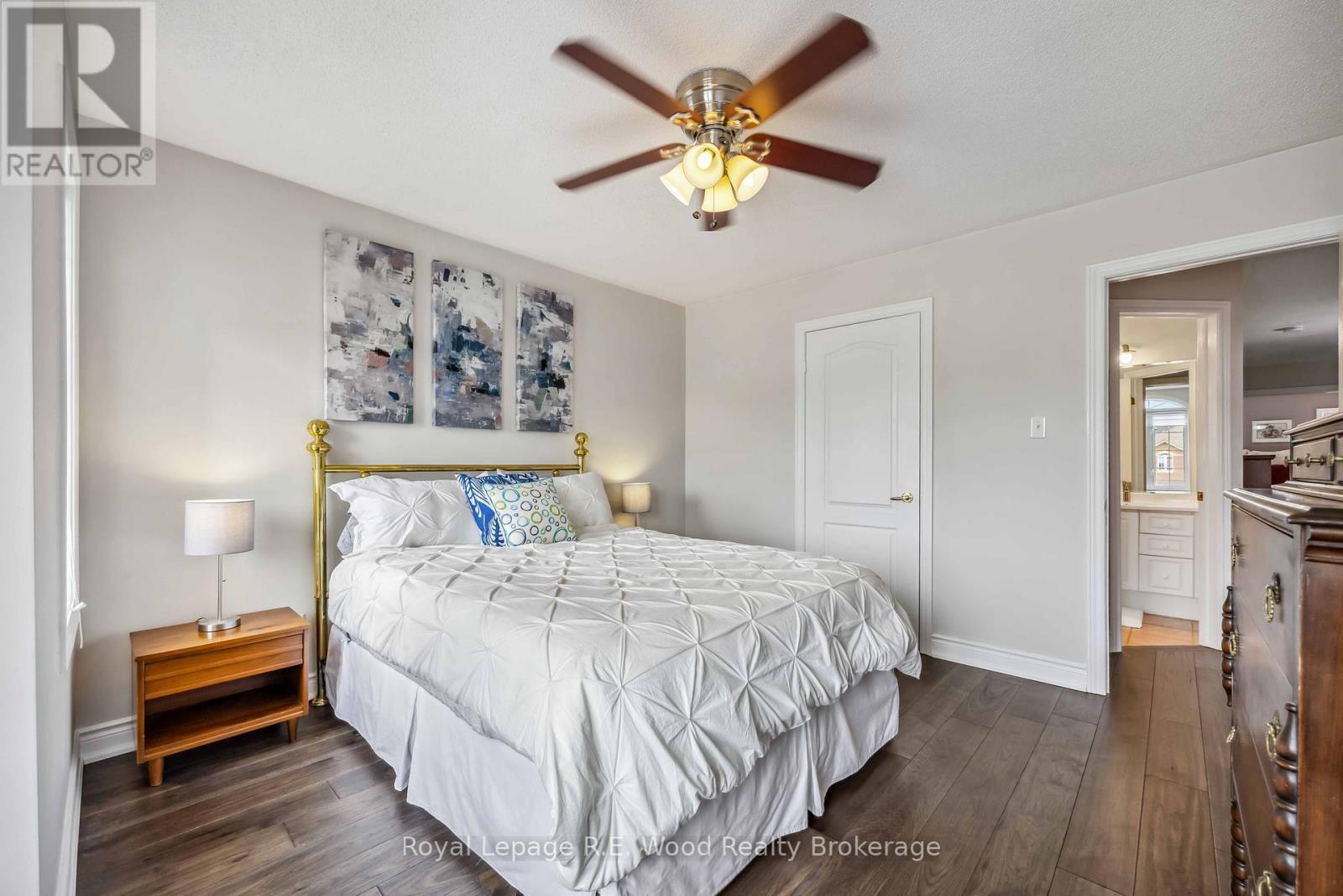 












3 LORWOOD COURT

,
Richmond Hill (Oak Ridges),




Ontario
L4E3W3

