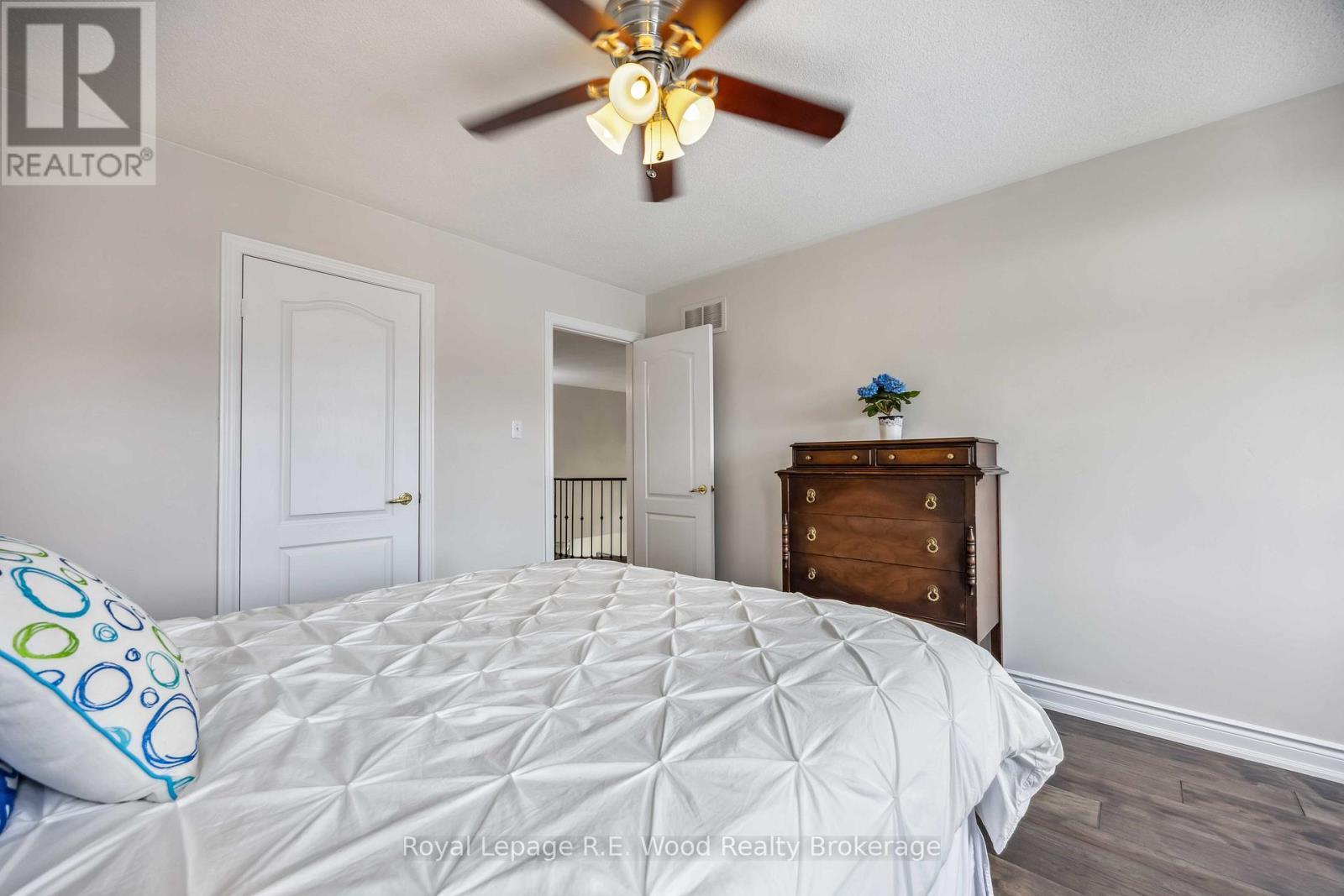 












3 LORWOOD COURT

,
Richmond Hill (Oak Ridges),




Ontario
L4E3W3

