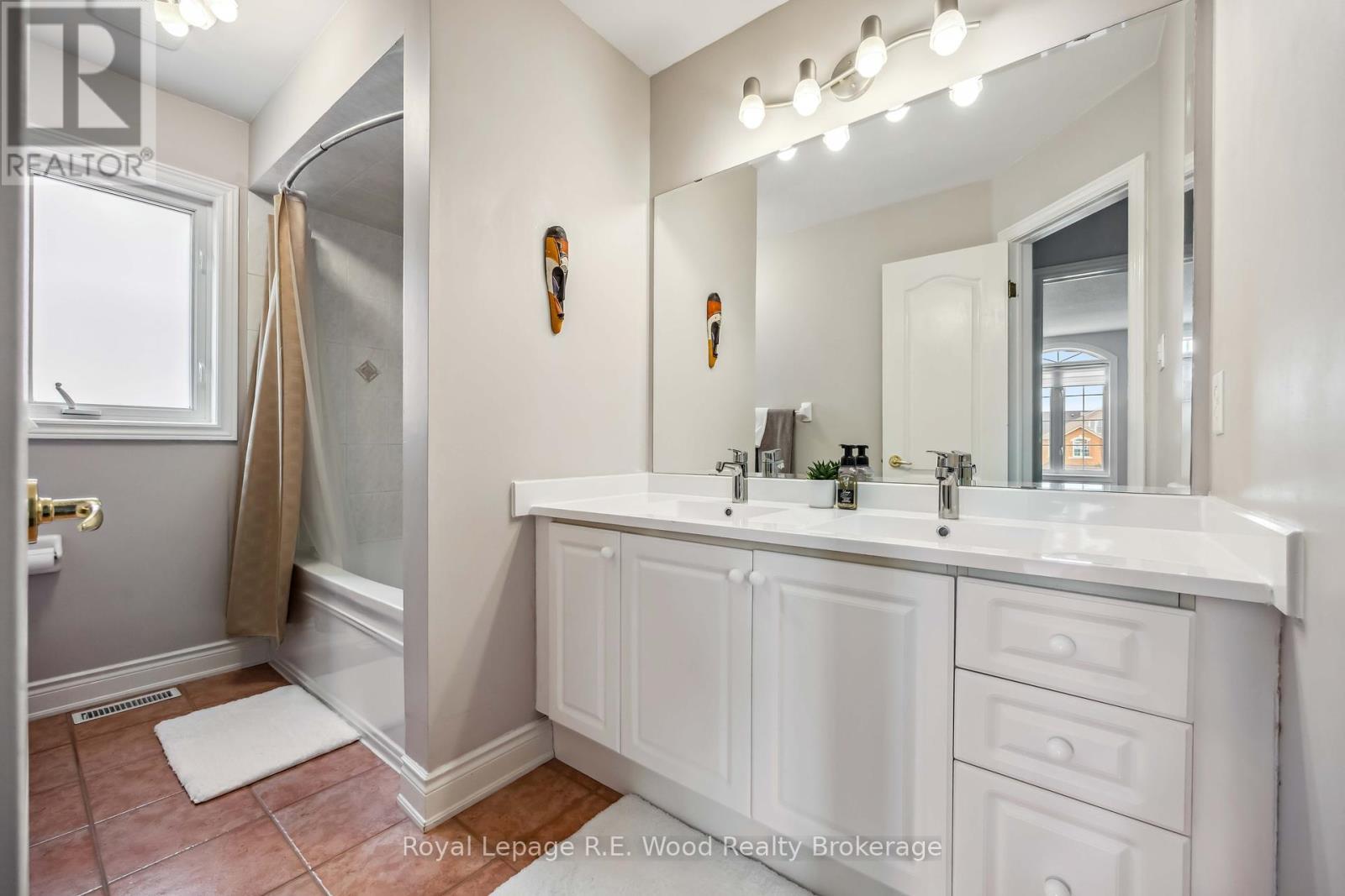 












3 LORWOOD COURT

,
Richmond Hill (Oak Ridges),




Ontario
L4E3W3

