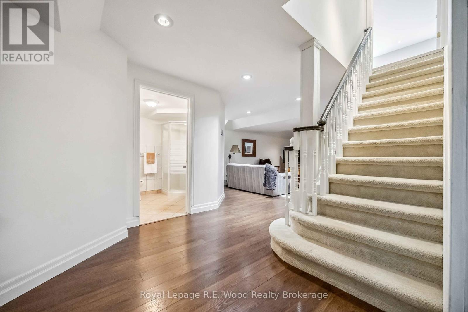 












3 LORWOOD COURT

,
Richmond Hill (Oak Ridges),




Ontario
L4E3W3

