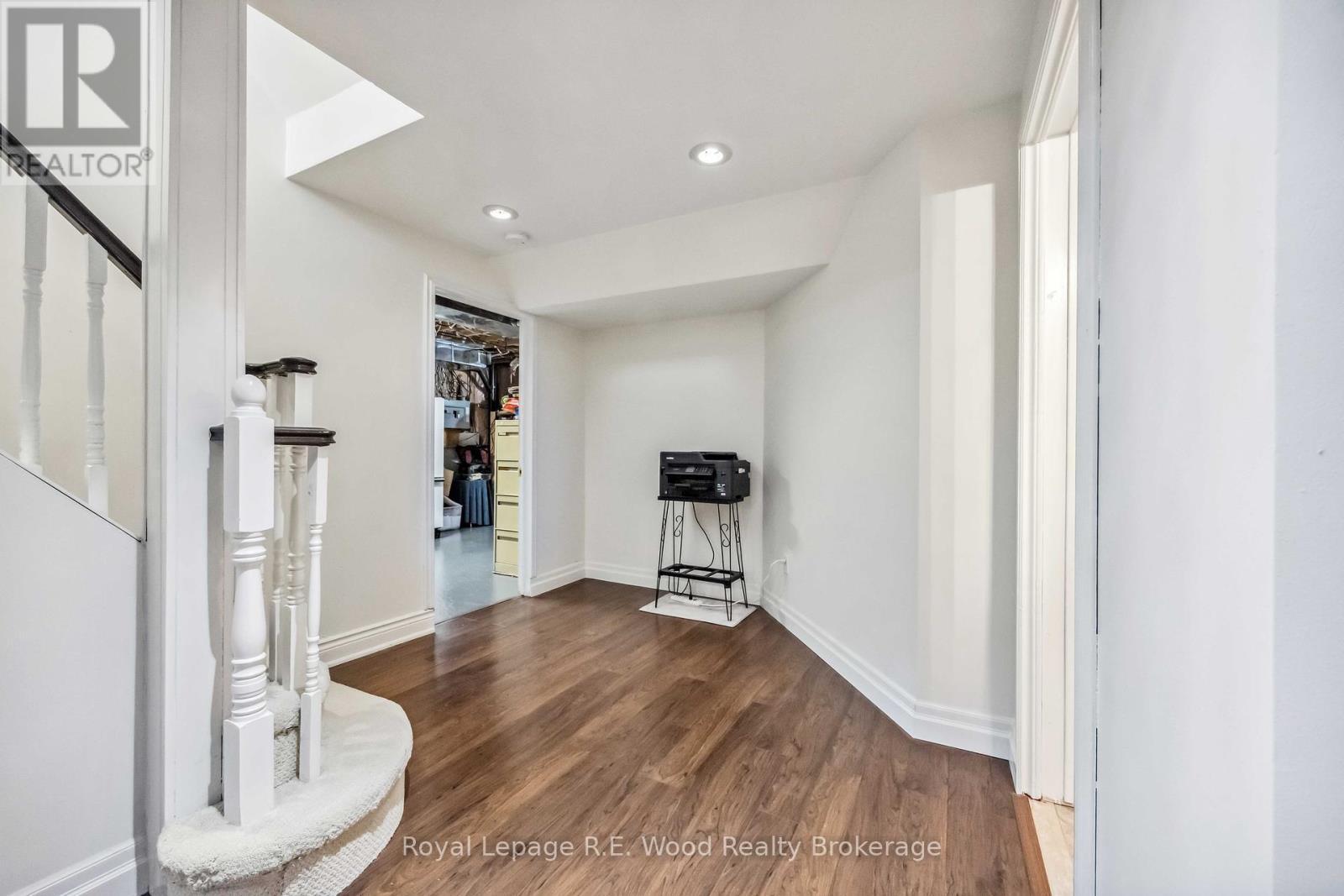 












3 LORWOOD COURT

,
Richmond Hill (Oak Ridges),




Ontario
L4E3W3

