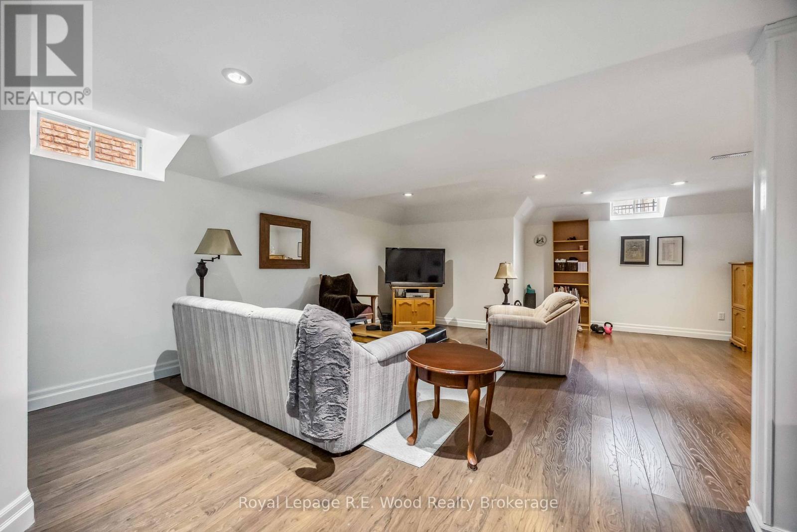 












3 LORWOOD COURT

,
Richmond Hill (Oak Ridges),




Ontario
L4E3W3

