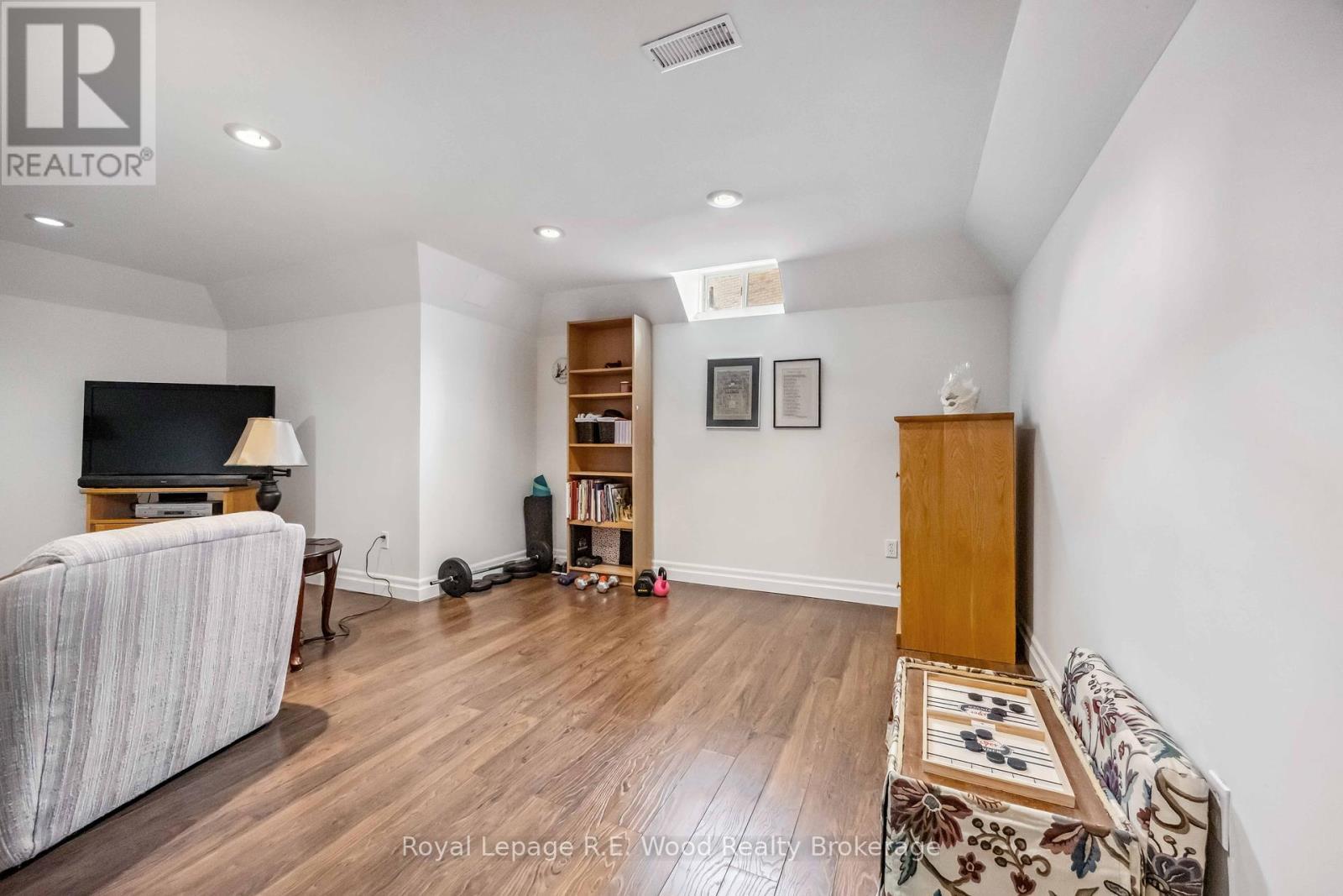 












3 LORWOOD COURT

,
Richmond Hill (Oak Ridges),




Ontario
L4E3W3

