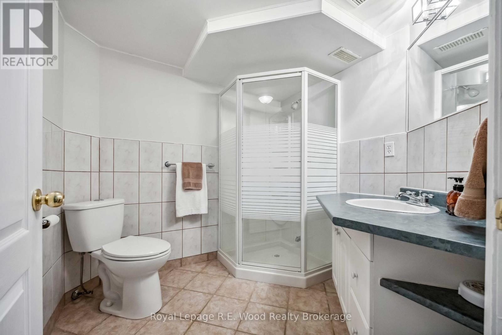 












3 LORWOOD COURT

,
Richmond Hill (Oak Ridges),




Ontario
L4E3W3

