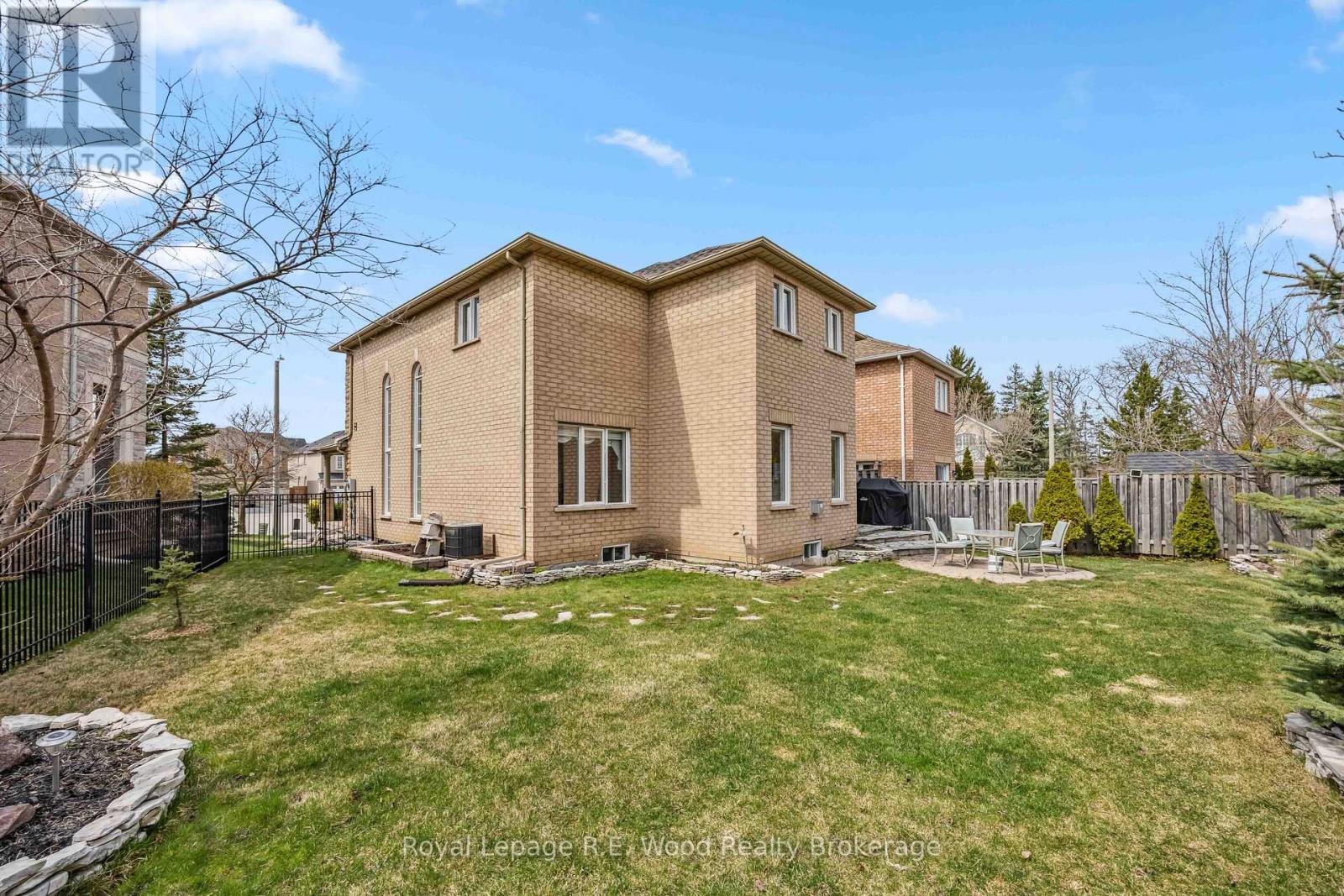












3 LORWOOD COURT

,
Richmond Hill (Oak Ridges),




Ontario
L4E3W3

