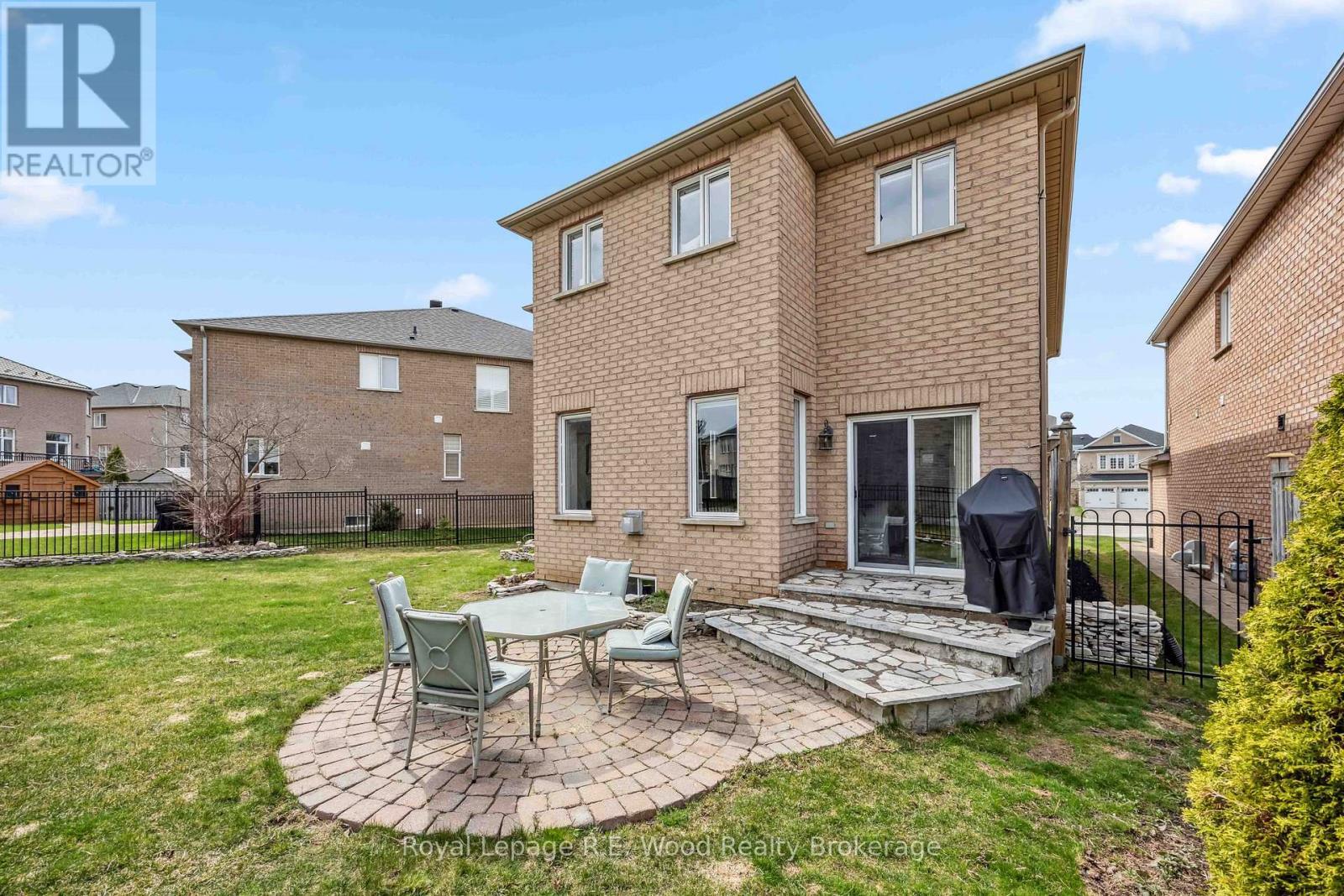 












3 LORWOOD COURT

,
Richmond Hill (Oak Ridges),




Ontario
L4E3W3

