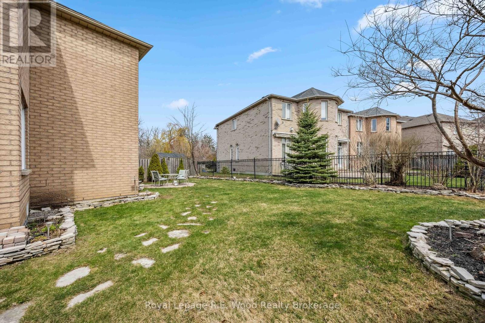 












3 LORWOOD COURT

,
Richmond Hill (Oak Ridges),




Ontario
L4E3W3

