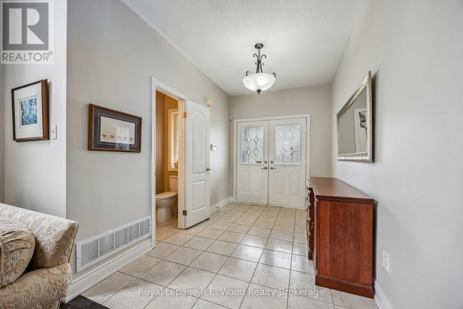 












3 LORWOOD COURT

,
Richmond Hill (Oak Ridges),




Ontario
L4E3W3

