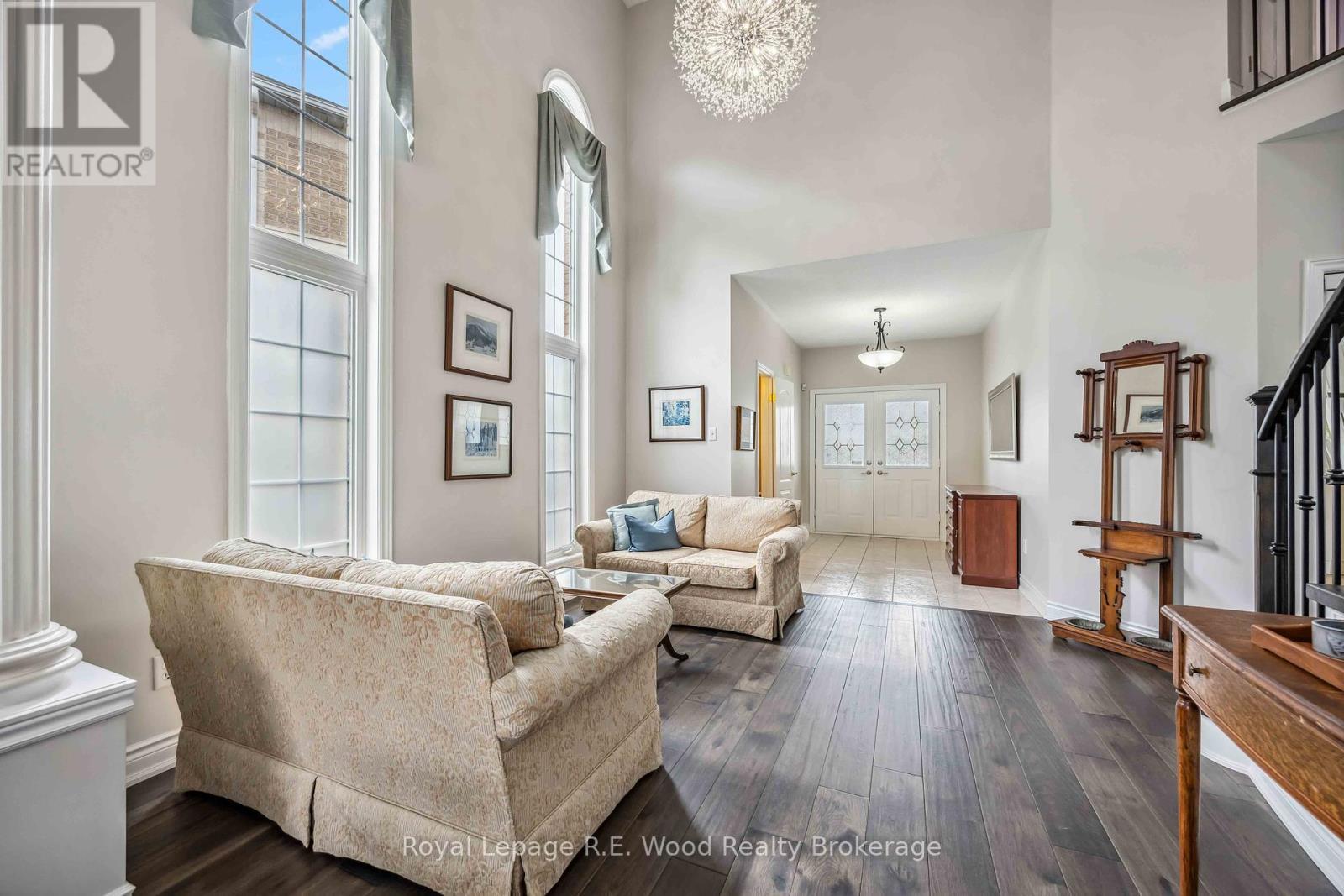 












3 LORWOOD COURT

,
Richmond Hill (Oak Ridges),




Ontario
L4E3W3

