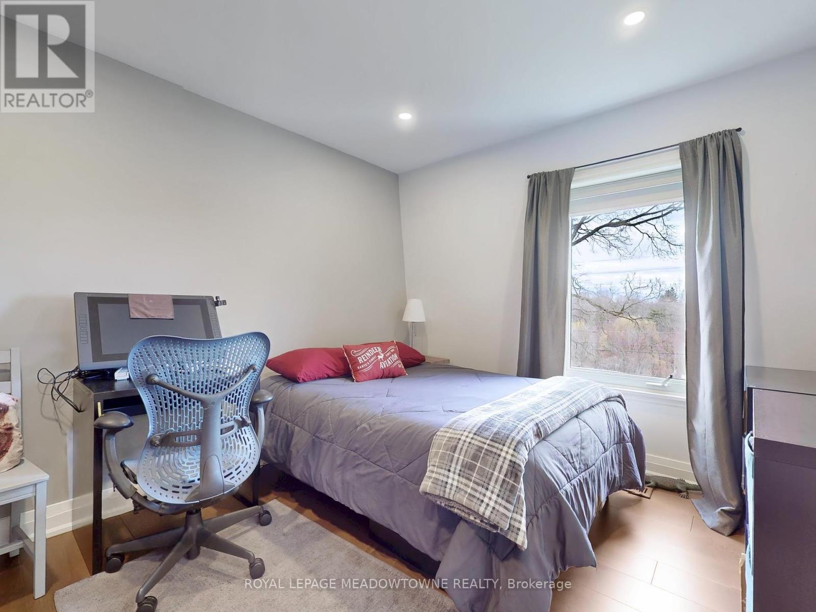 












190 MAIN STREET S

,
Halton Hills,




Ontario
L7G3E9

