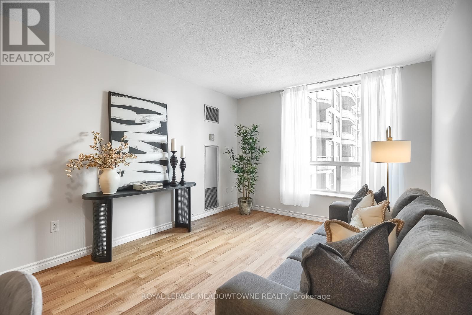 












401 - 18 PEMBERTON AVENUE S

,
Toronto,




Ontario
M2M4K9

