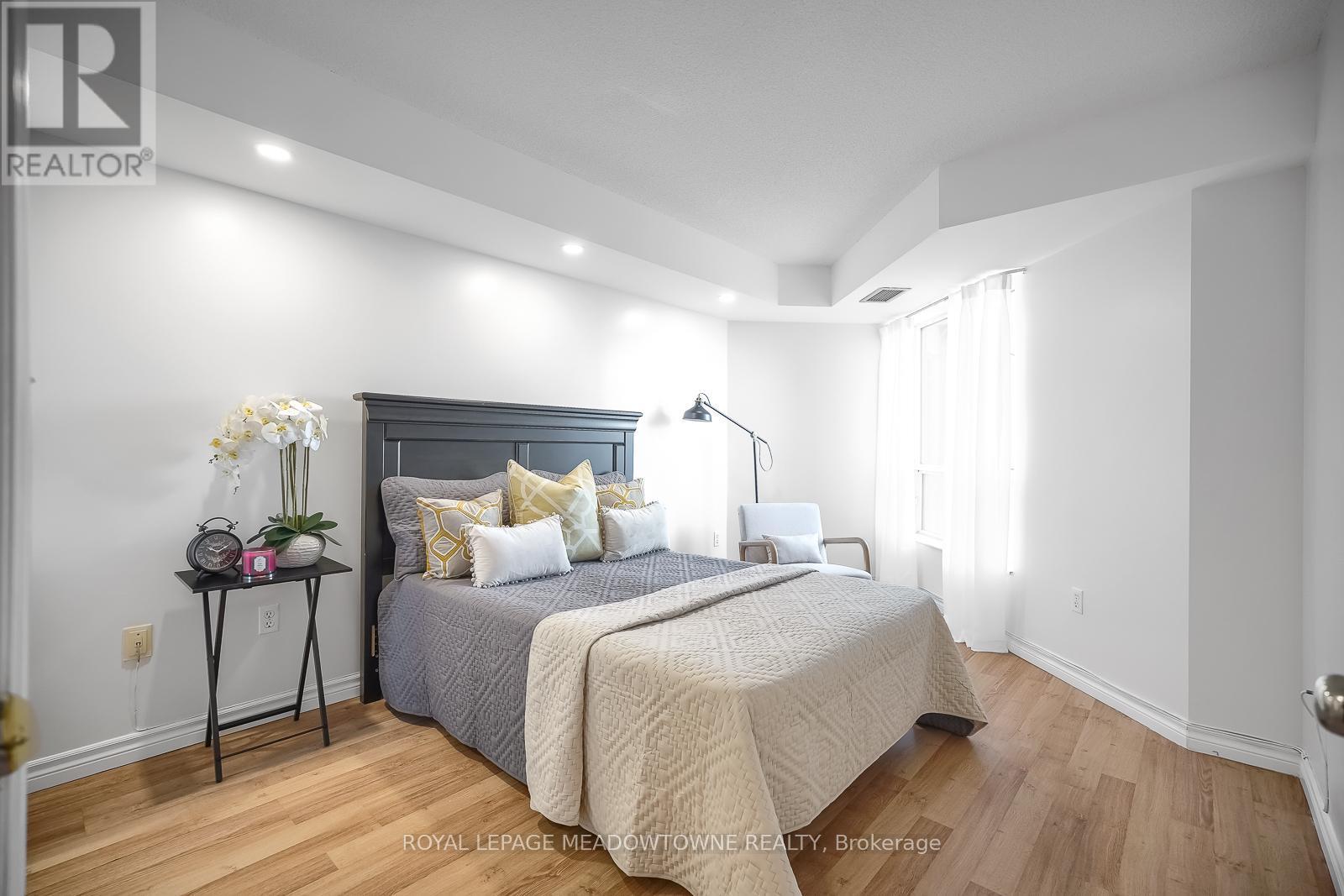 












401 - 18 PEMBERTON AVENUE S

,
Toronto,




Ontario
M2M4K9

