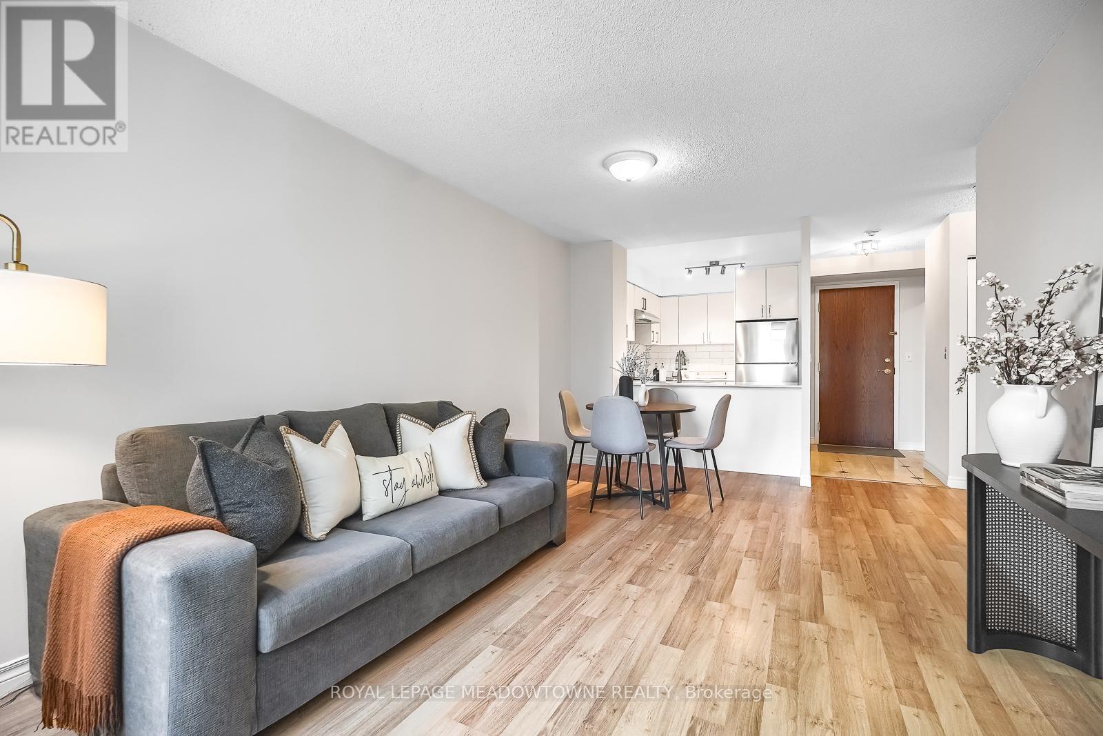 












401 - 18 PEMBERTON AVENUE S

,
Toronto,




Ontario
M2M4K9

