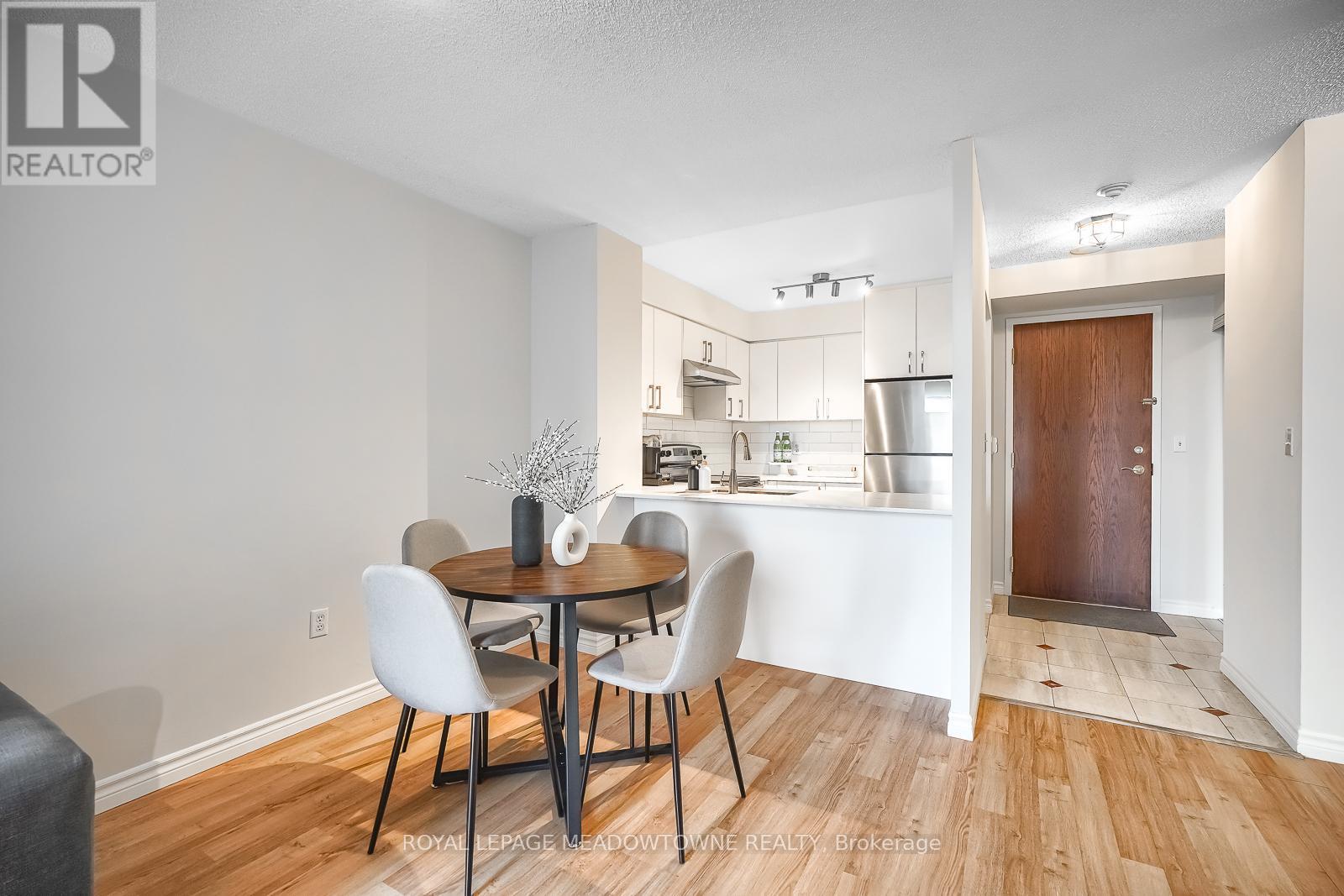 












401 - 18 PEMBERTON AVENUE S

,
Toronto,




Ontario
M2M4K9

