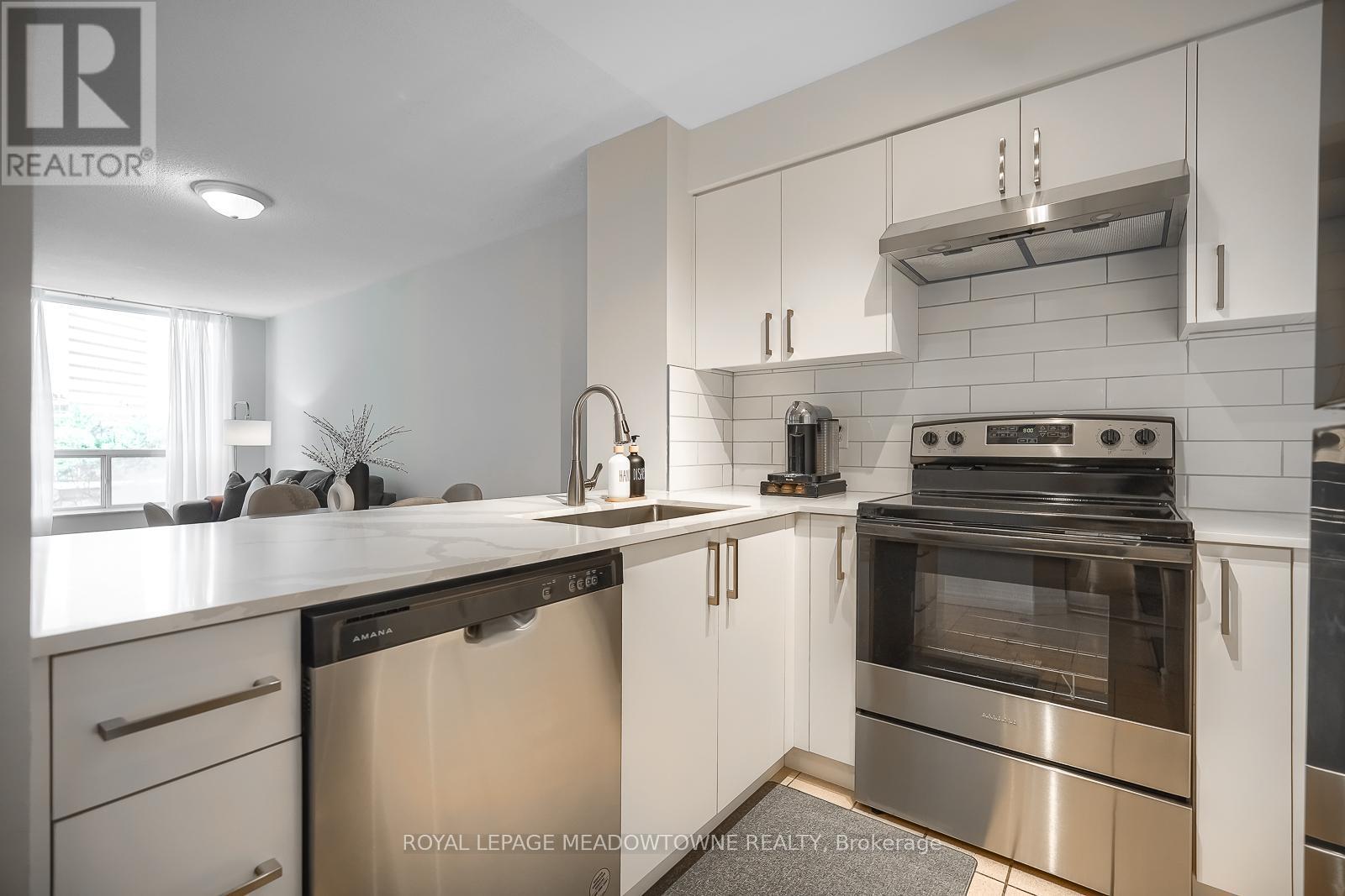 












401 - 18 PEMBERTON AVENUE S

,
Toronto,




Ontario
M2M4K9

