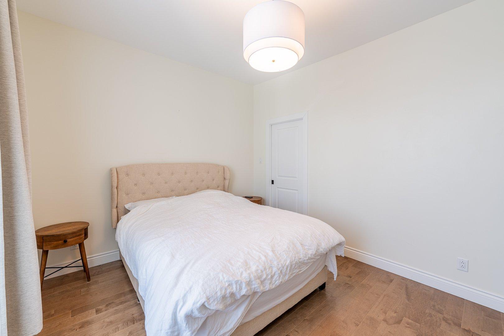 









2142


Av. De Lorimier

,
Montréal (Ville-Marie),




QC
H2K3X1


