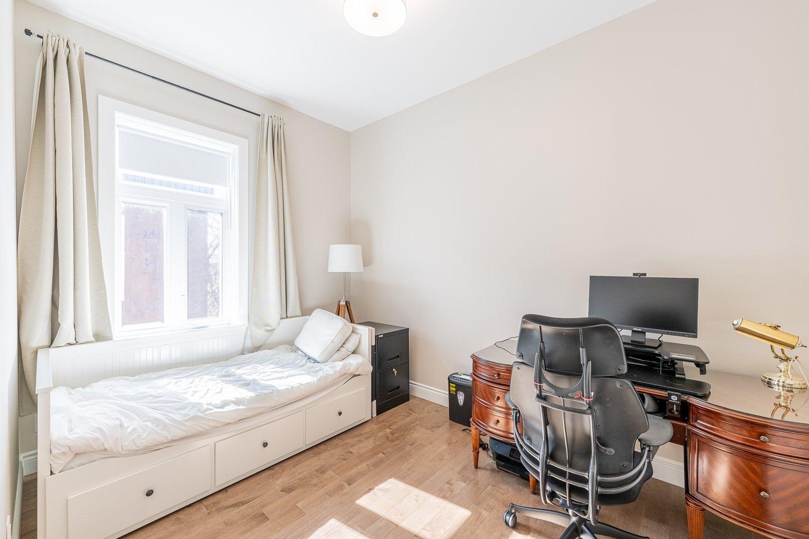









2142


Av. De Lorimier

,
Montréal (Ville-Marie),




QC
H2K3X1

