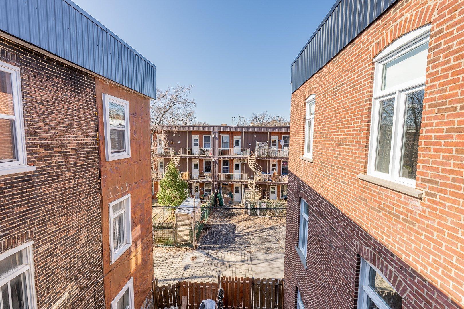 









2142


Av. De Lorimier

,
Montréal (Ville-Marie),




QC
H2K3X1


