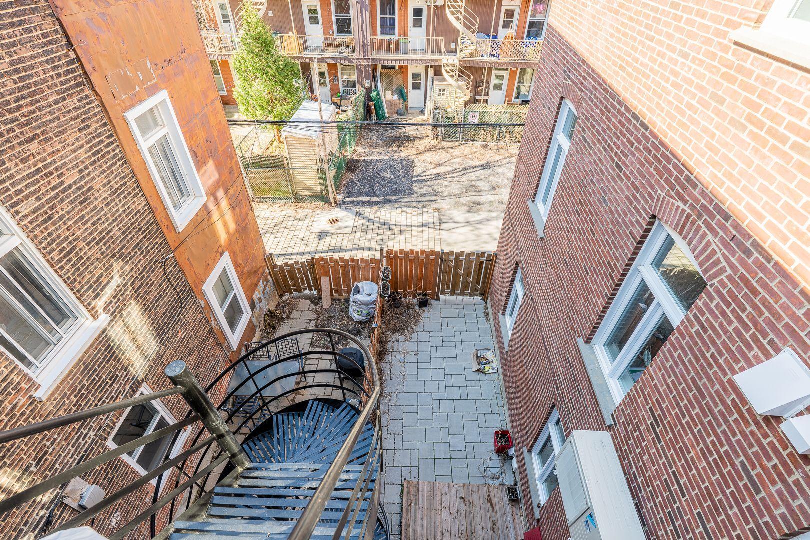 









2142


Av. De Lorimier

,
Montréal (Ville-Marie),




QC
H2K3X1


