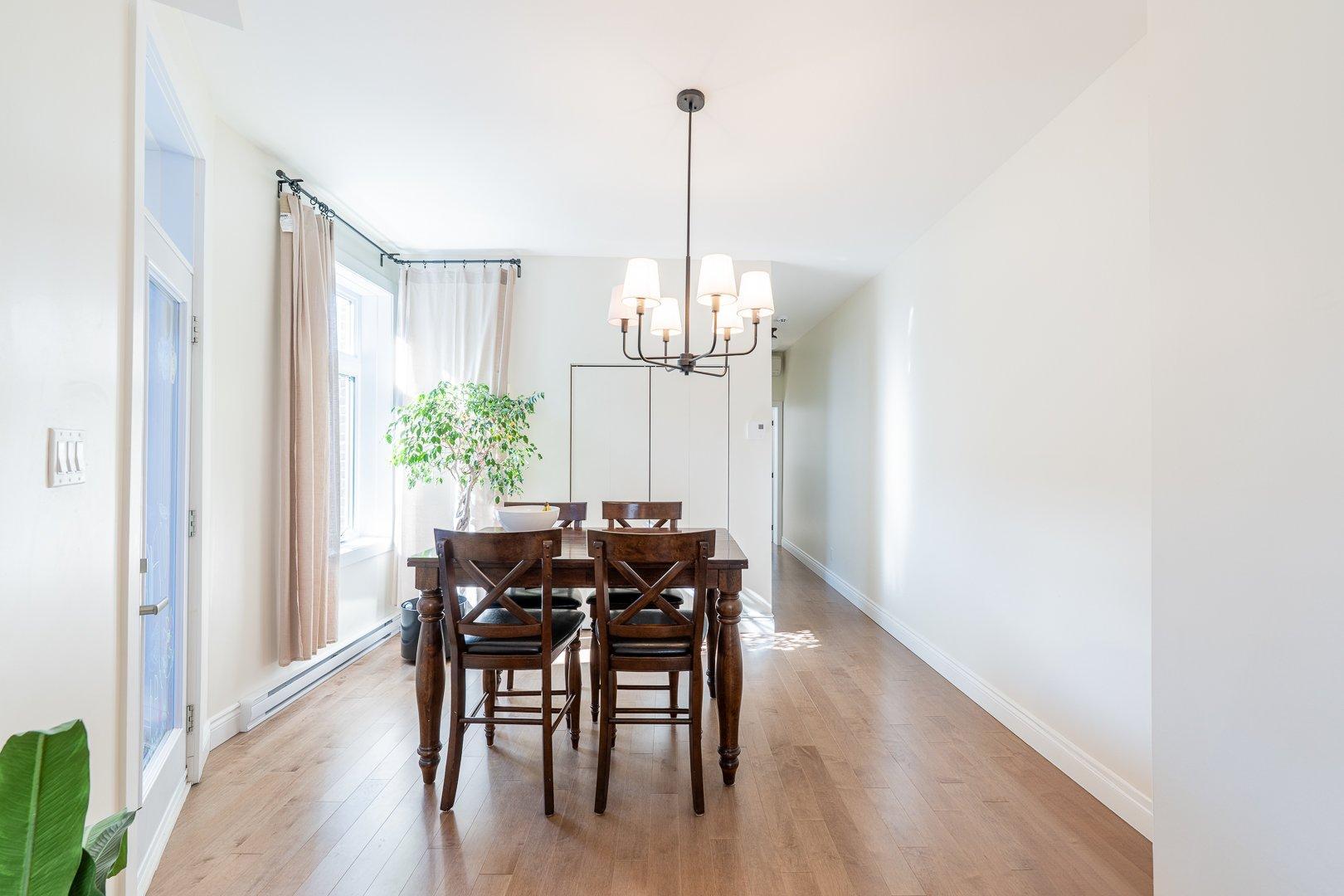 









2142


Av. De Lorimier

,
Montréal (Ville-Marie),




QC
H2K3X1

