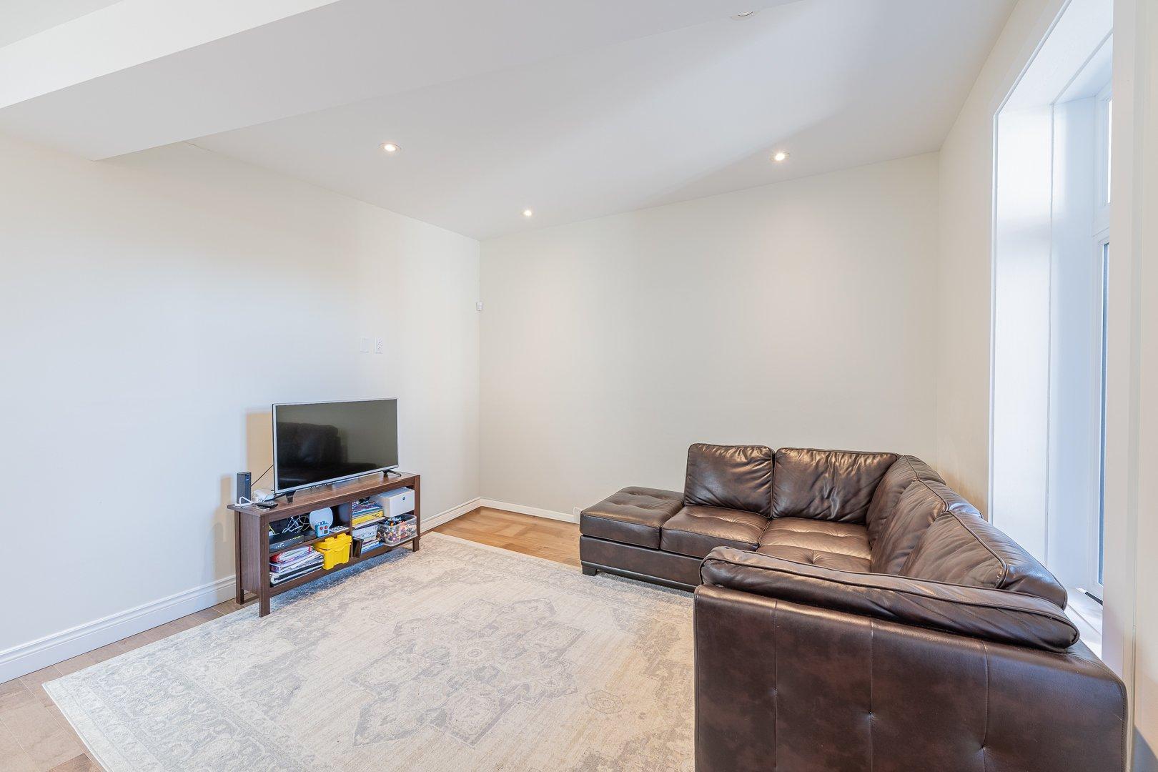 









2142


Av. De Lorimier

,
Montréal (Ville-Marie),




QC
H2K3X1

