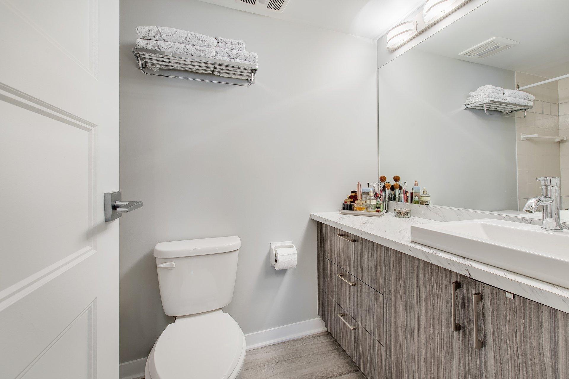









2505


Av. du Havre-des-Îles

, 404,
Laval (Chomedey),




QC
H7W4X9

