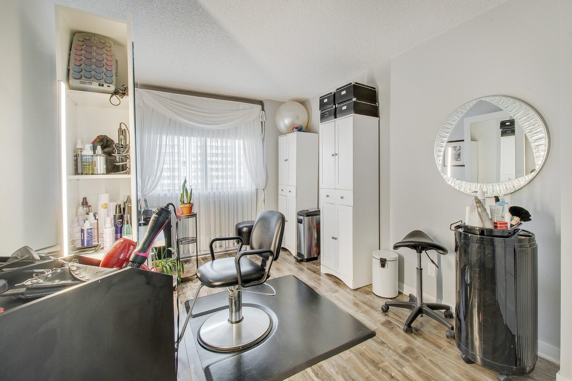









2505


Av. du Havre-des-Îles

, 404,
Laval (Chomedey),




QC
H7W4X9

