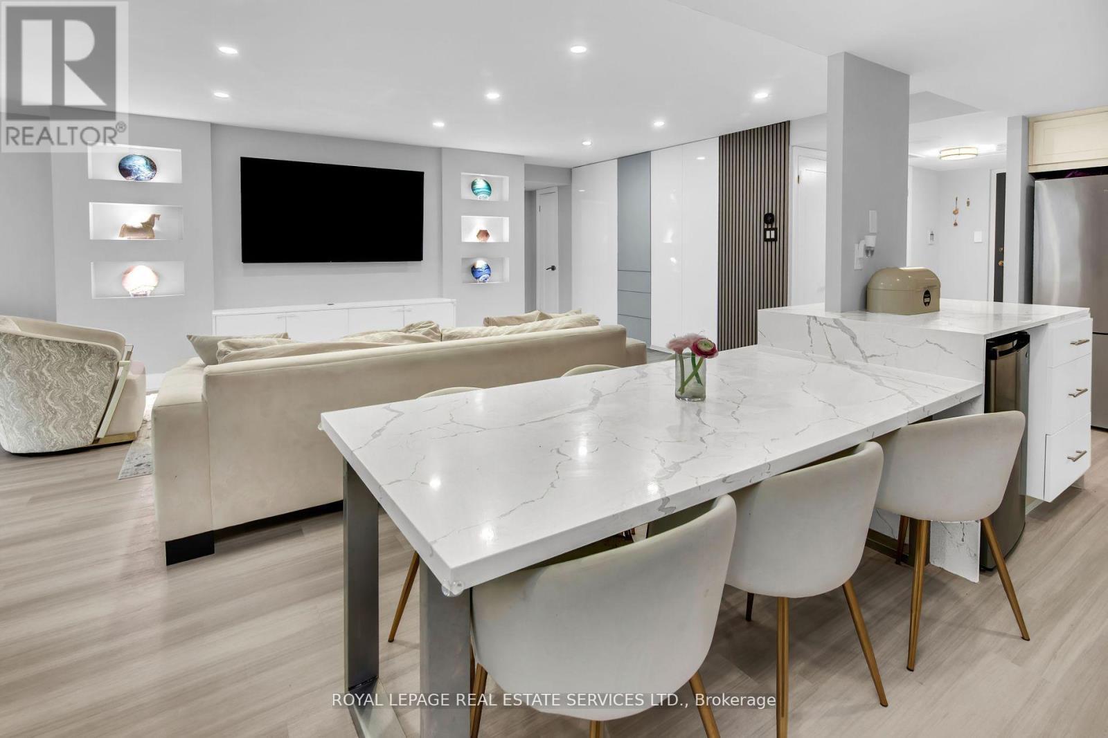 












2006 - 30 WELLINGTON STREET E

,
Toronto,




Ontario
M5E1S3

