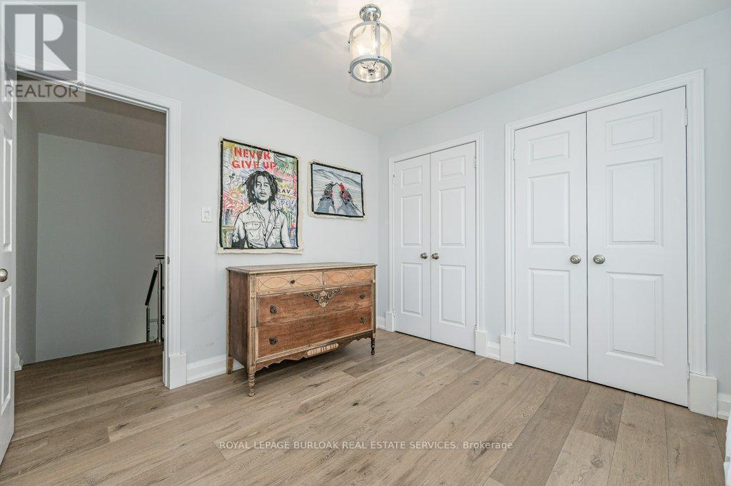 












5 - 1061 NORTH SHORE BOULEVARD E

,
Burlington,




Ontario
L7T1X9

