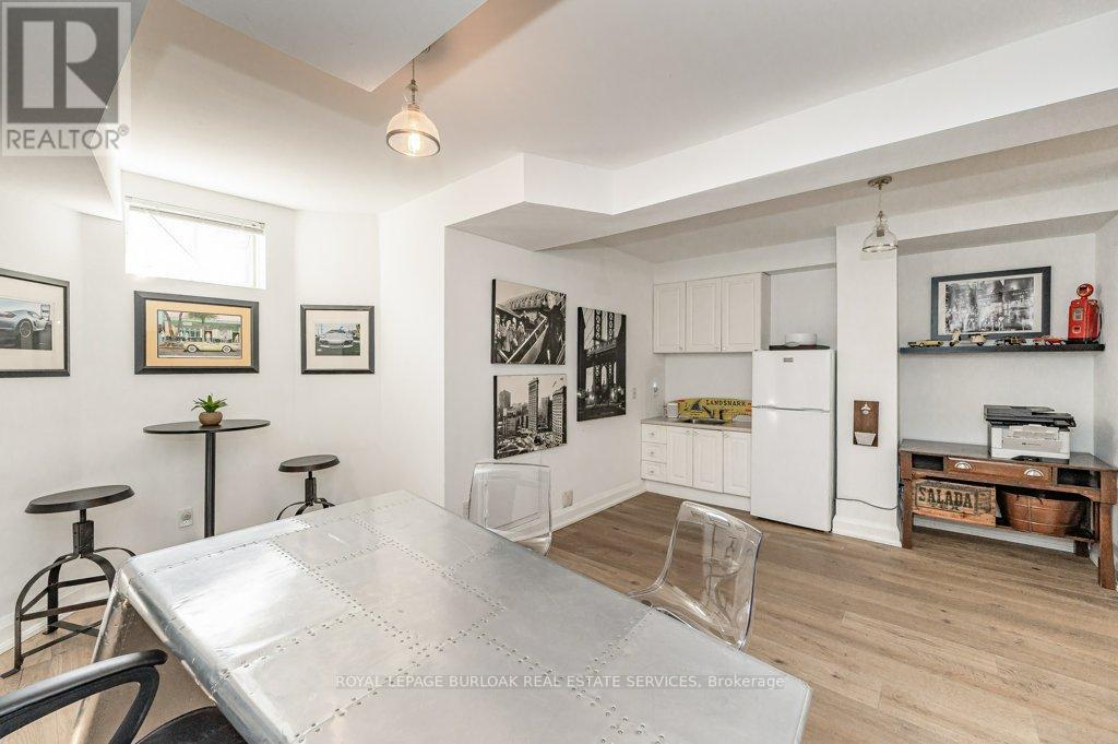 












5 - 1061 NORTH SHORE BOULEVARD E

,
Burlington,




Ontario
L7T1X9


