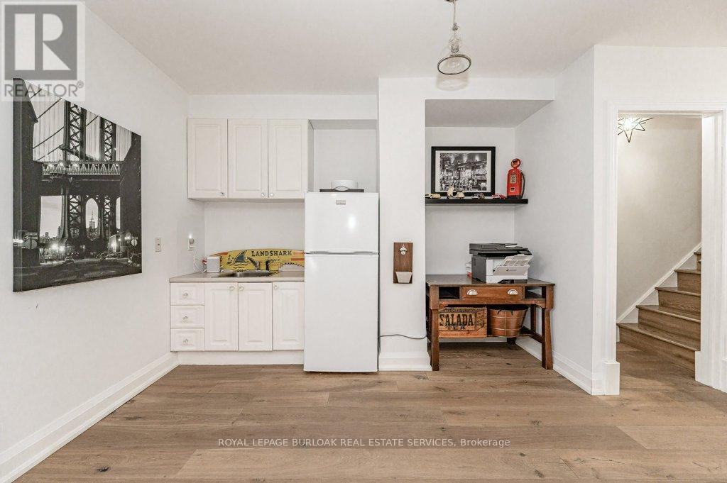 












5 - 1061 NORTH SHORE BOULEVARD E

,
Burlington,




Ontario
L7T1X9

