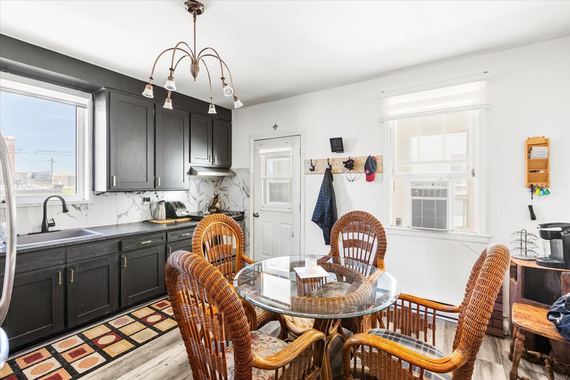 









625

 - 631


Av. de Grand-Mère

,
Shawinigan,




QC
G9T2H6

