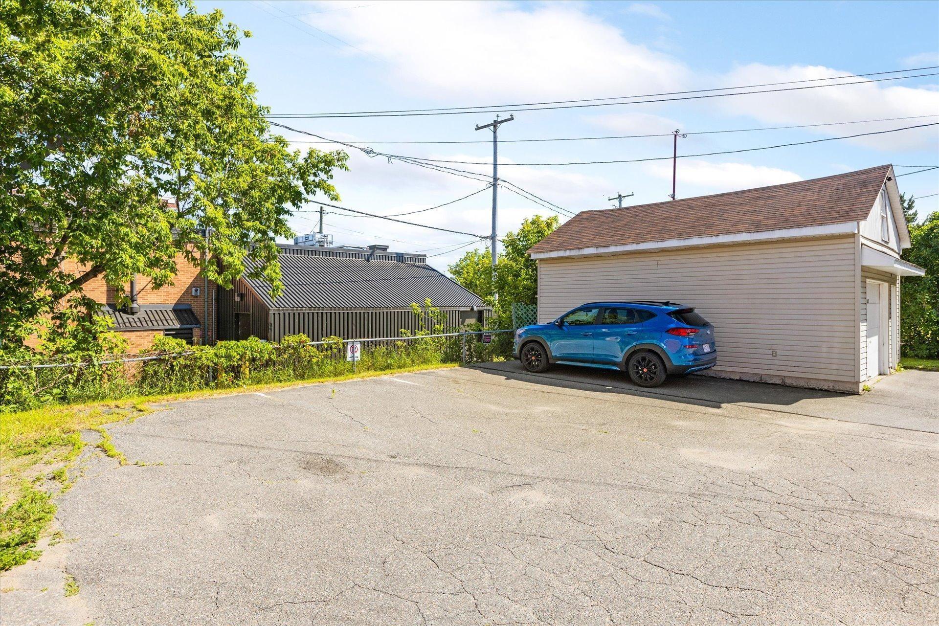 









625

 - 631


Av. de Grand-Mère

,
Shawinigan,




QC
G9T2H6

