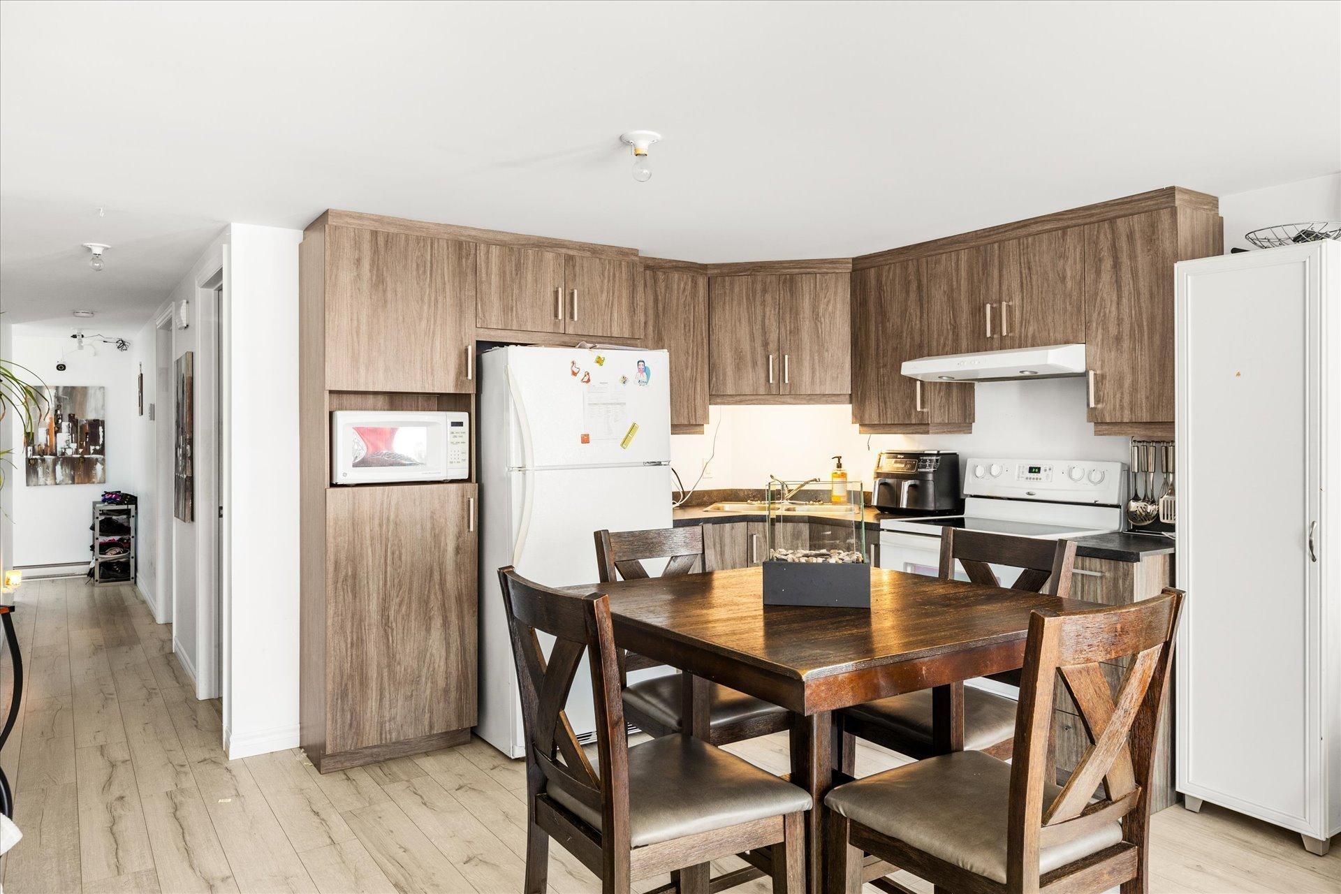 









625

 - 631


Av. de Grand-Mère

,
Shawinigan,




QC
G9T2H6

