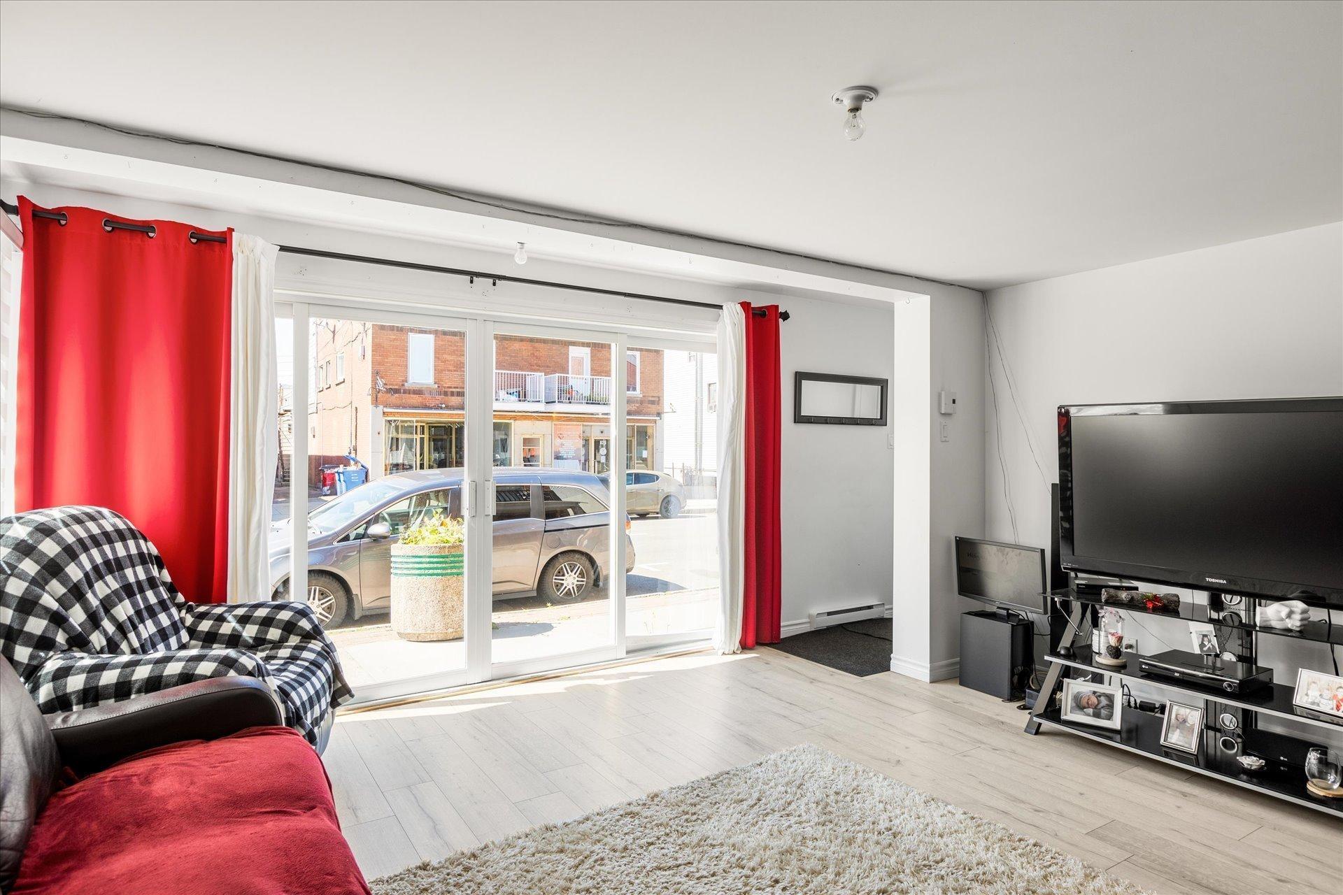 









625

 - 631


Av. de Grand-Mère

,
Shawinigan,




QC
G9T2H6


